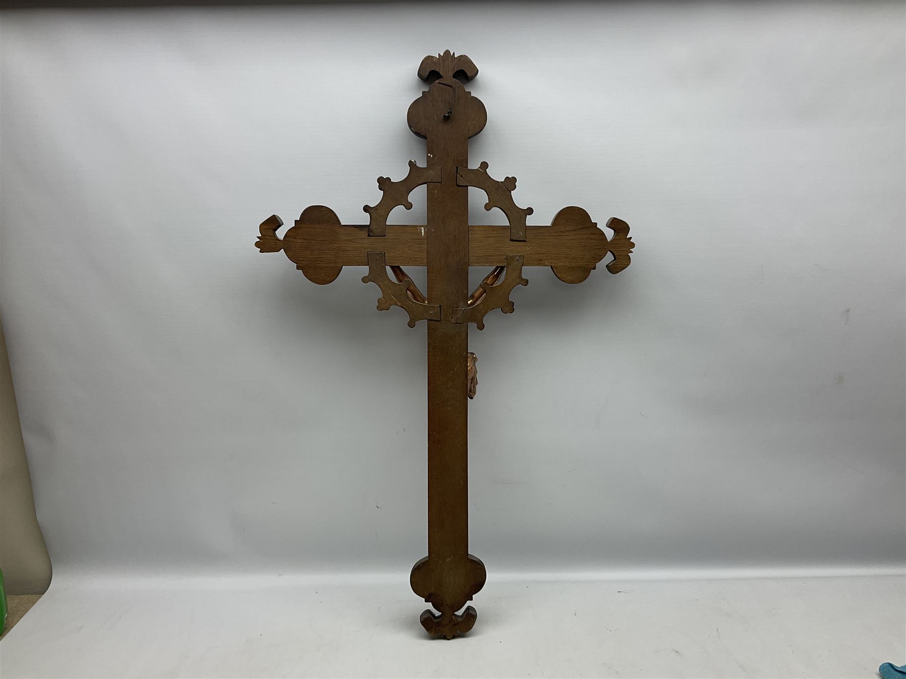 Oak crucifix carved with flowers - Image 4 of 6