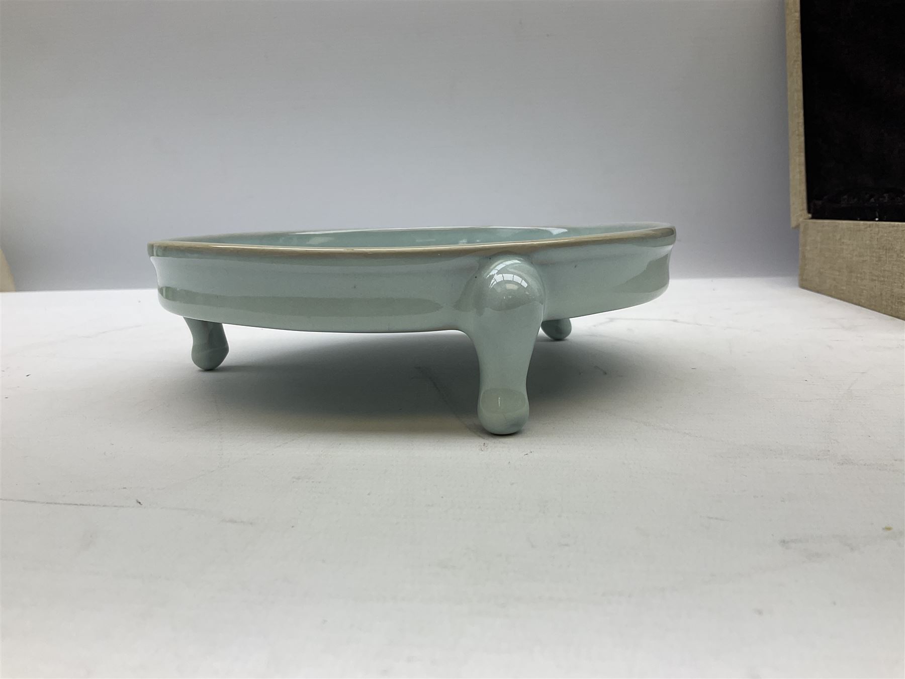 Chinese brush washer of compressed circular form with inverted rim and emerald green tea dust glaze - Image 2 of 10