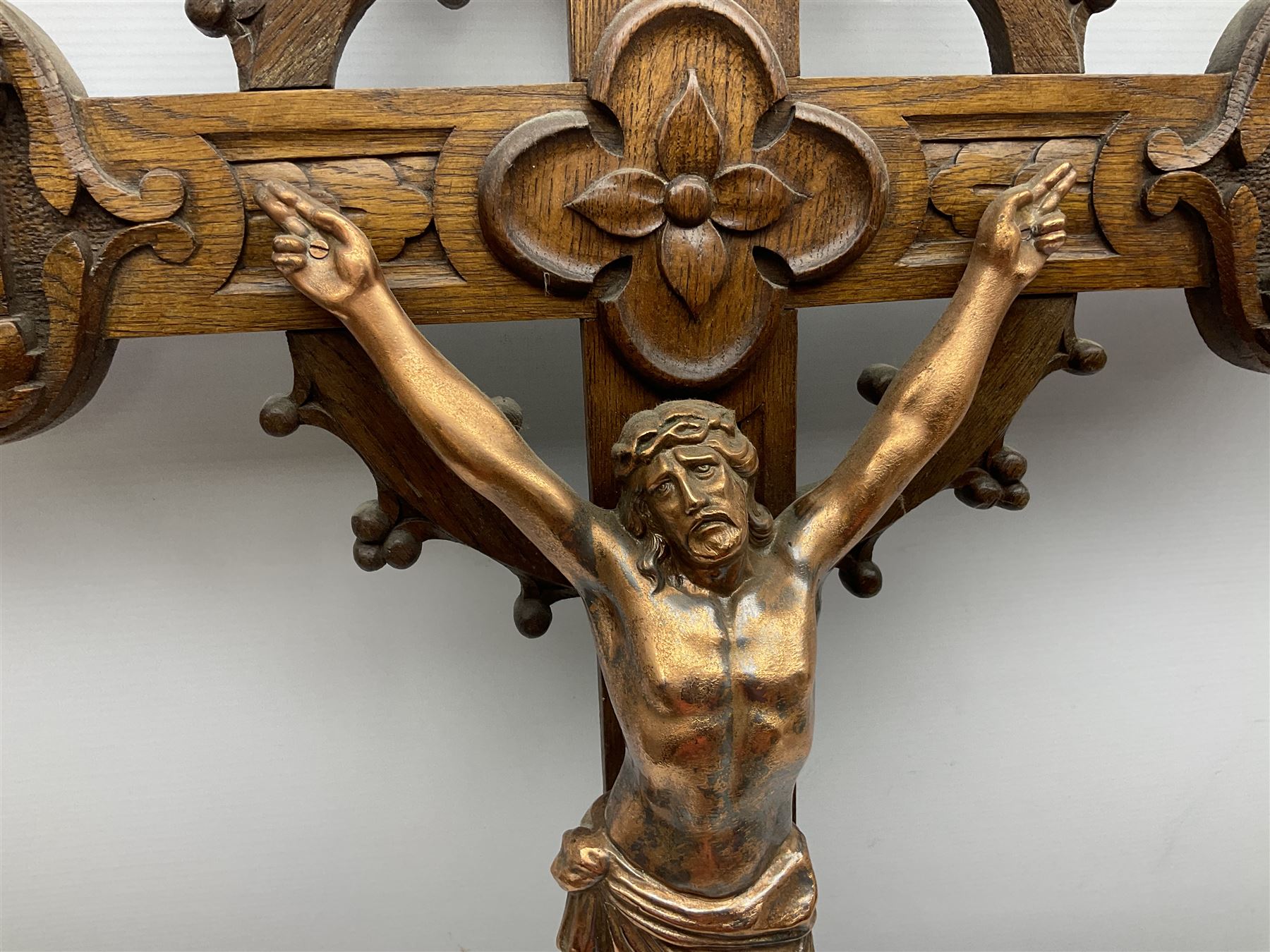 Oak crucifix carved with flowers - Image 2 of 6