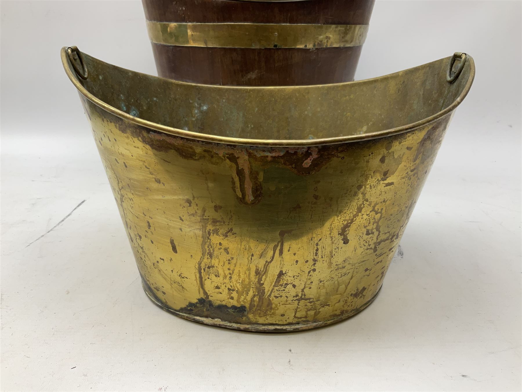 Georgian brass banded mahogany coal bucket - Image 4 of 5