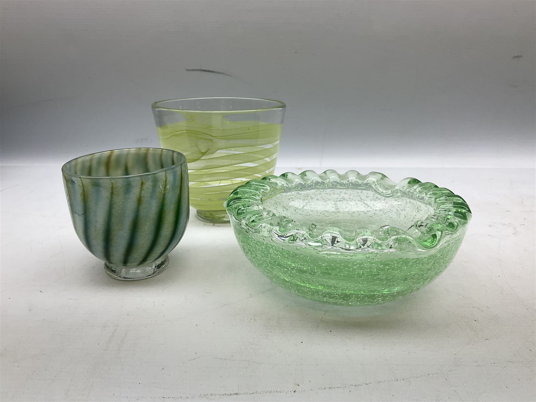 Daum Nancy green glass dish with bubble inclusions and waved rim - Image 4 of 4