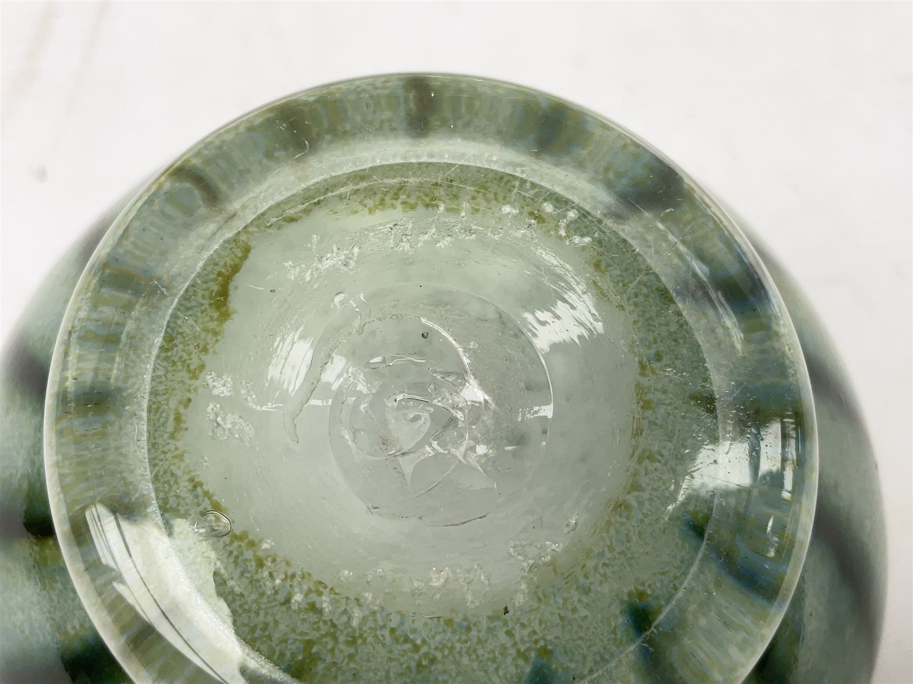 Daum Nancy green glass dish with bubble inclusions and waved rim - Image 2 of 4