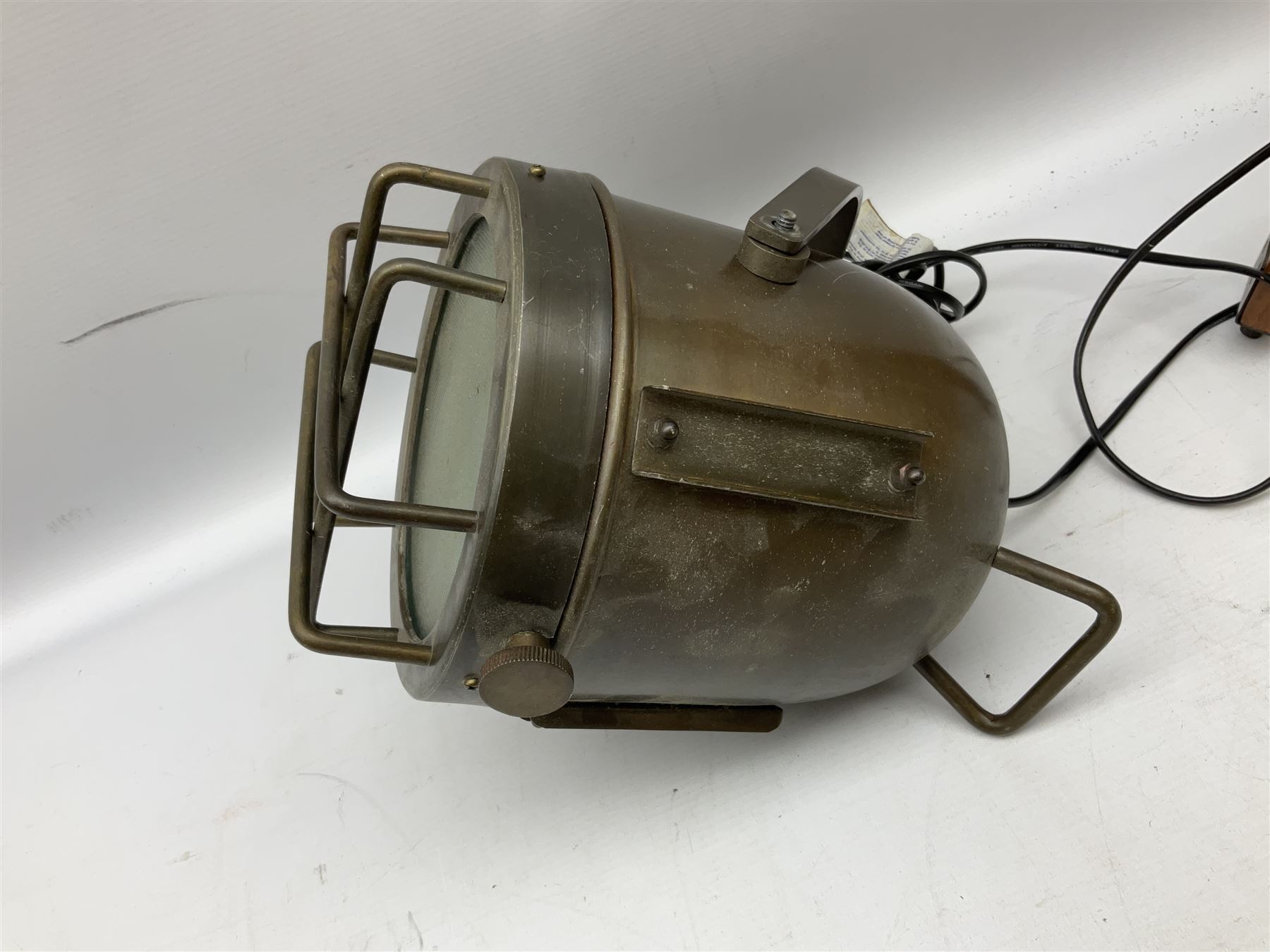 Reproduction metal spot light/lamp upon a wooden three leg tripod base - Image 3 of 4