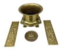 Brass jardiniere decorated with three lion masks above paws