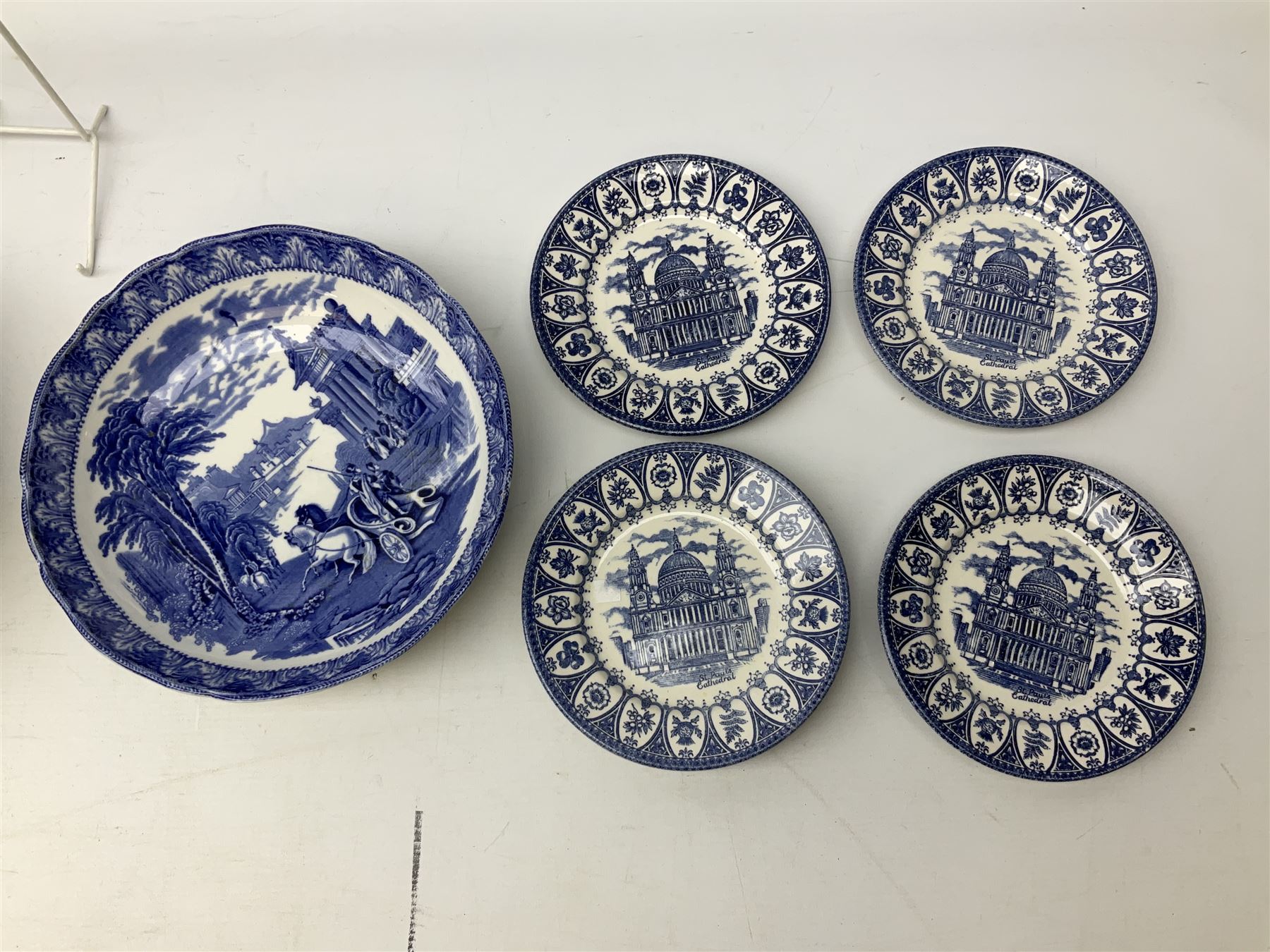 Collection of blue and white ceramics to include three Spode 'The Blue Room' collection plates - Image 3 of 4