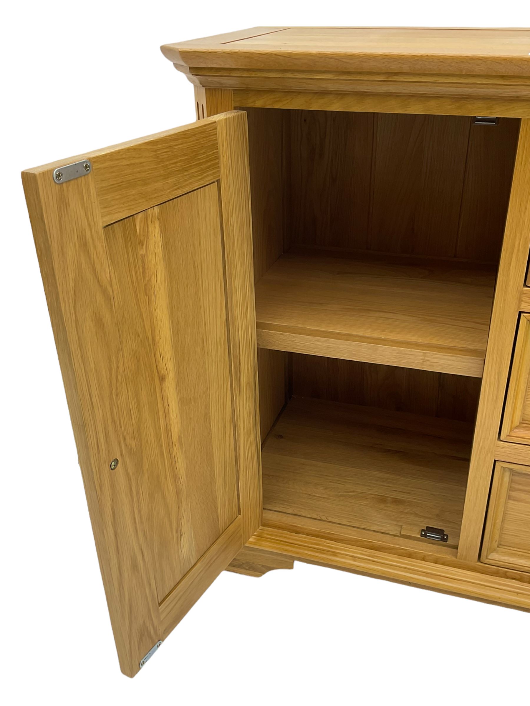 Light oak side cabinet - Image 3 of 5