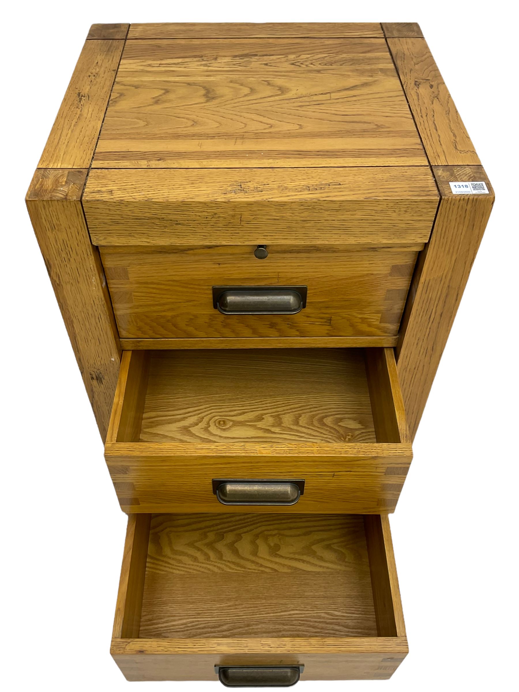 Light oak three drawer pedestal chest with slide - Image 2 of 5