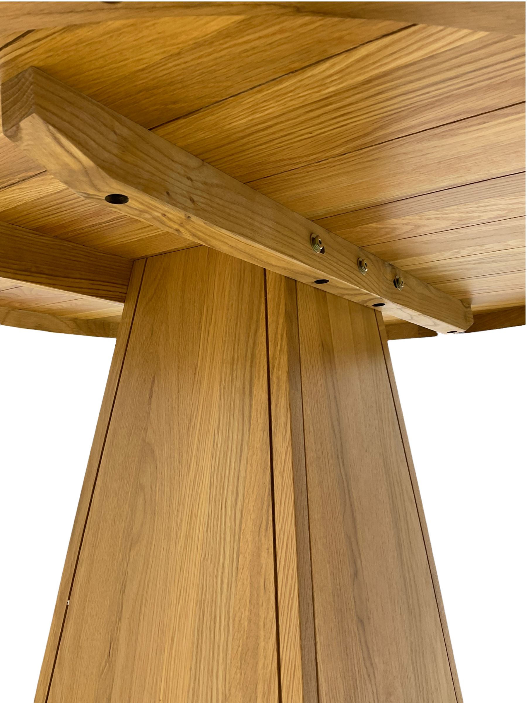 Light oak circular dining table - Image 4 of 5