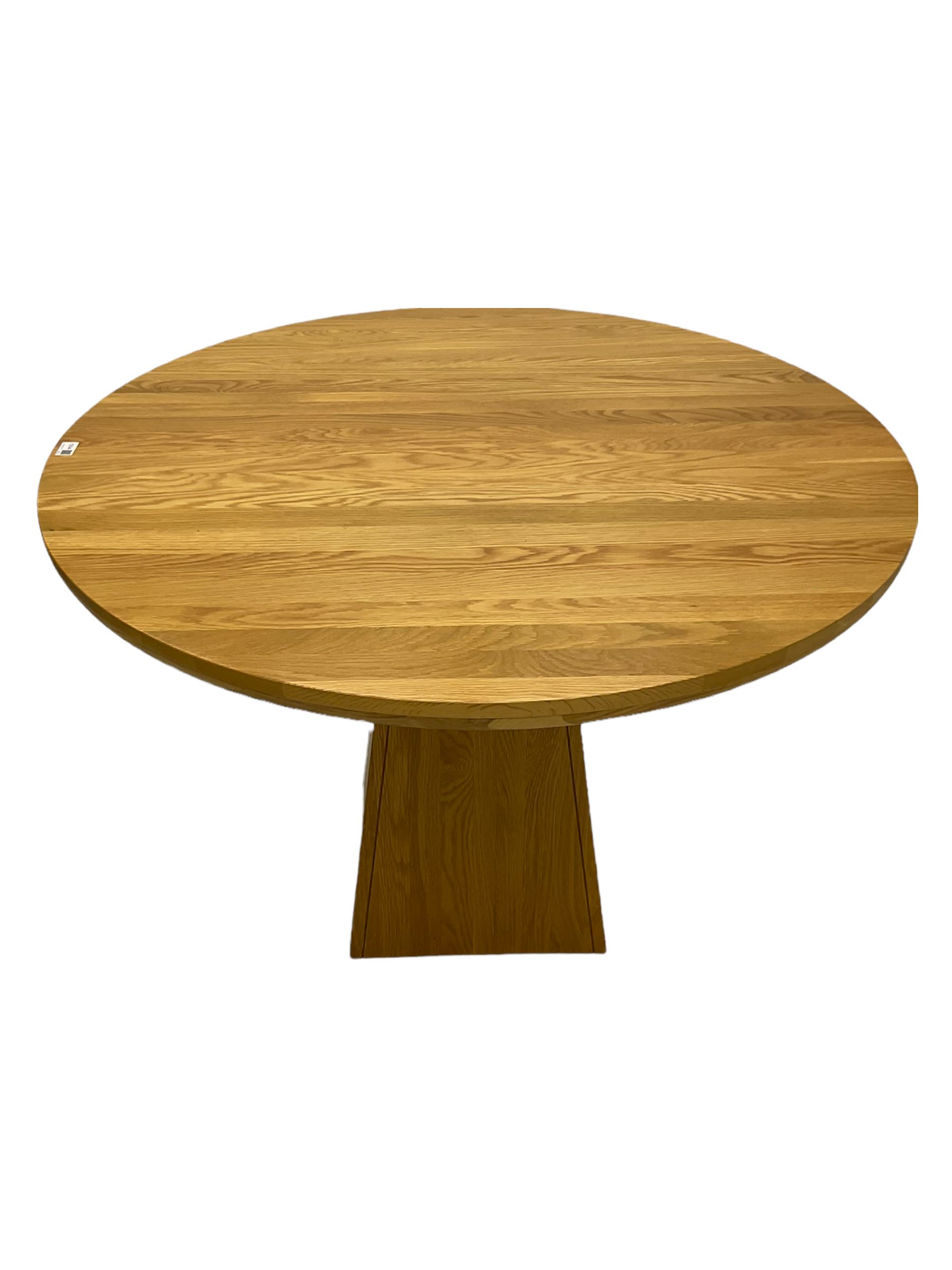 Light oak circular dining table - Image 2 of 5