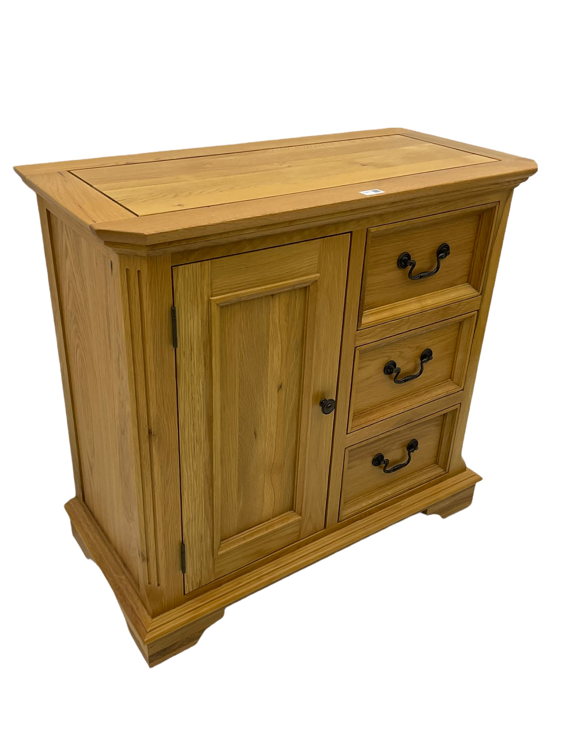 Light oak side cabinet - Image 2 of 5