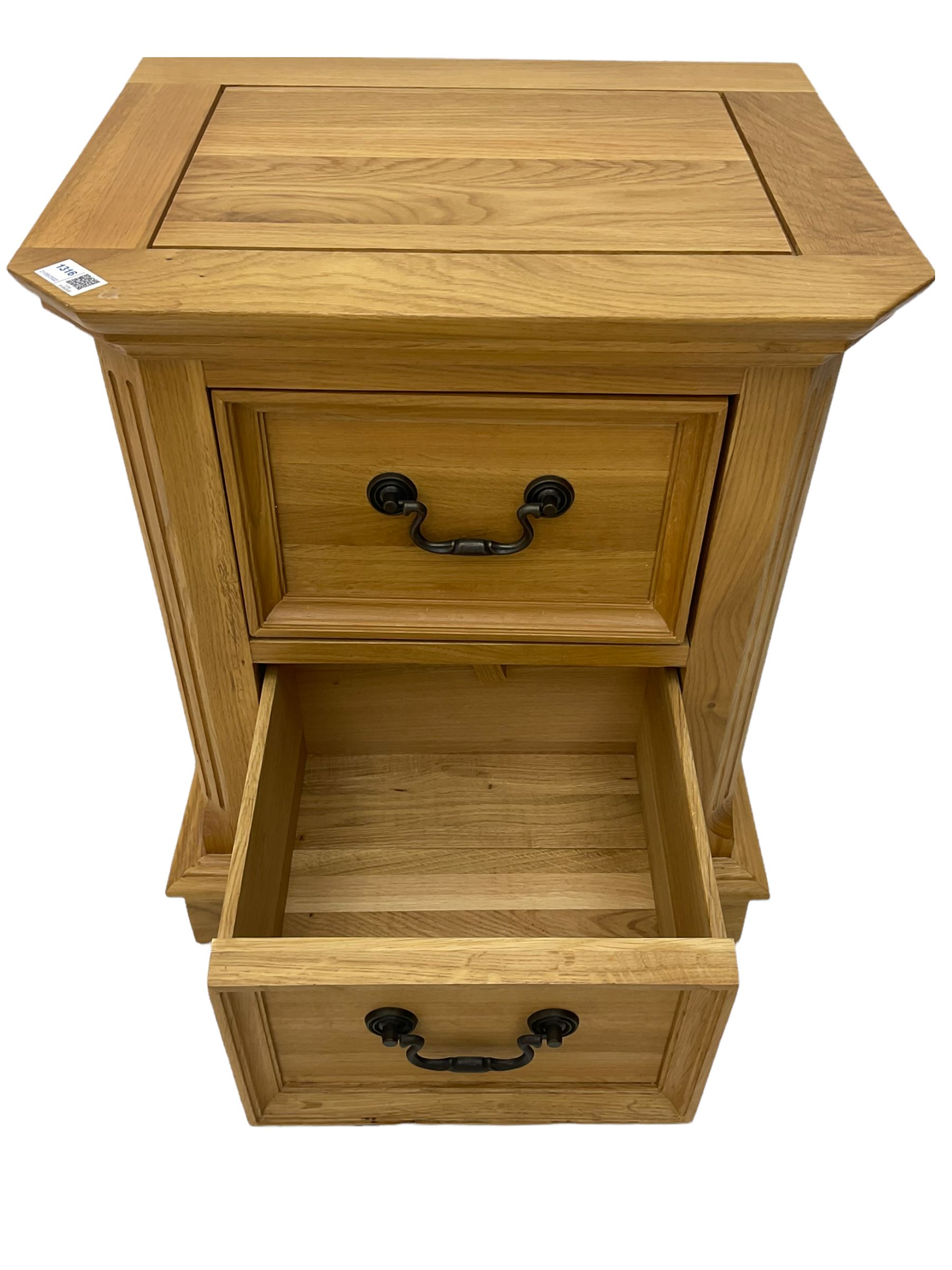 Small light oak two drawer pedestal chest - Image 3 of 3