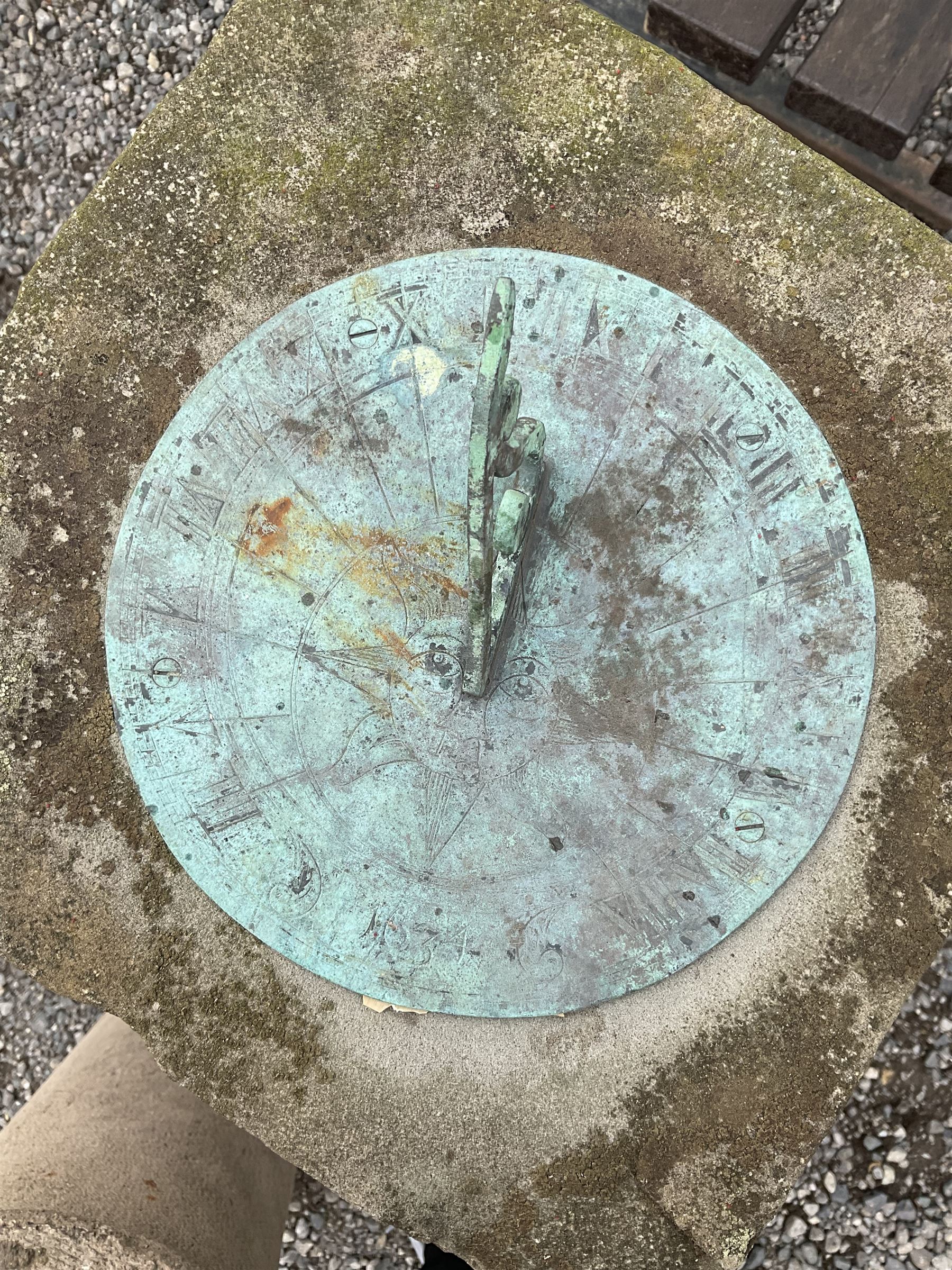 Composition garden sun dial with additional scripted column - THIS LOT IS TO BE COLLECTED BY APPOINT - Image 3 of 4