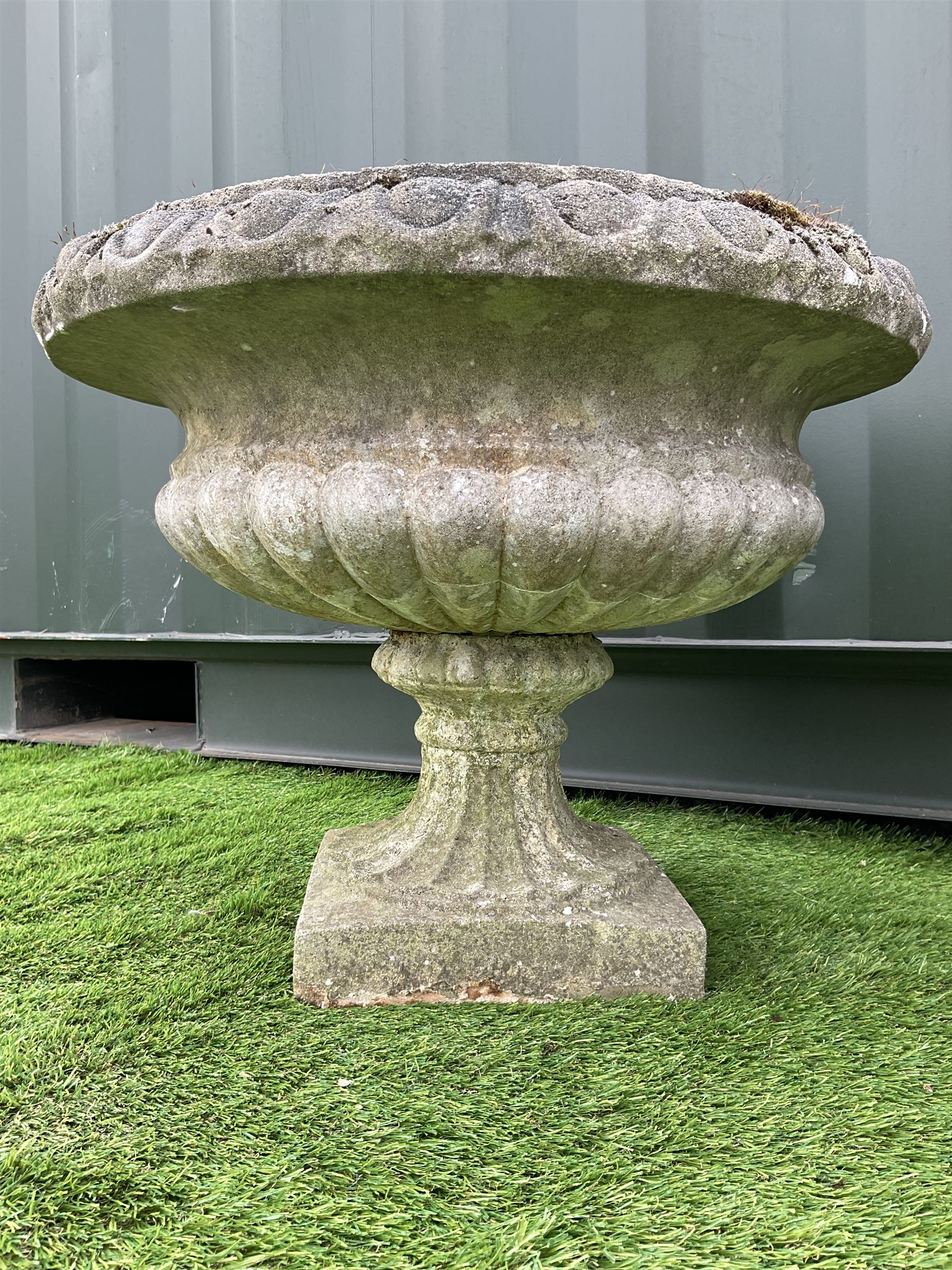 Pair of composite stone garden urns - THIS LOT IS TO BE COLLECTED BY APPOINTMENT FROM DUGGLEBY STORA - Image 3 of 5