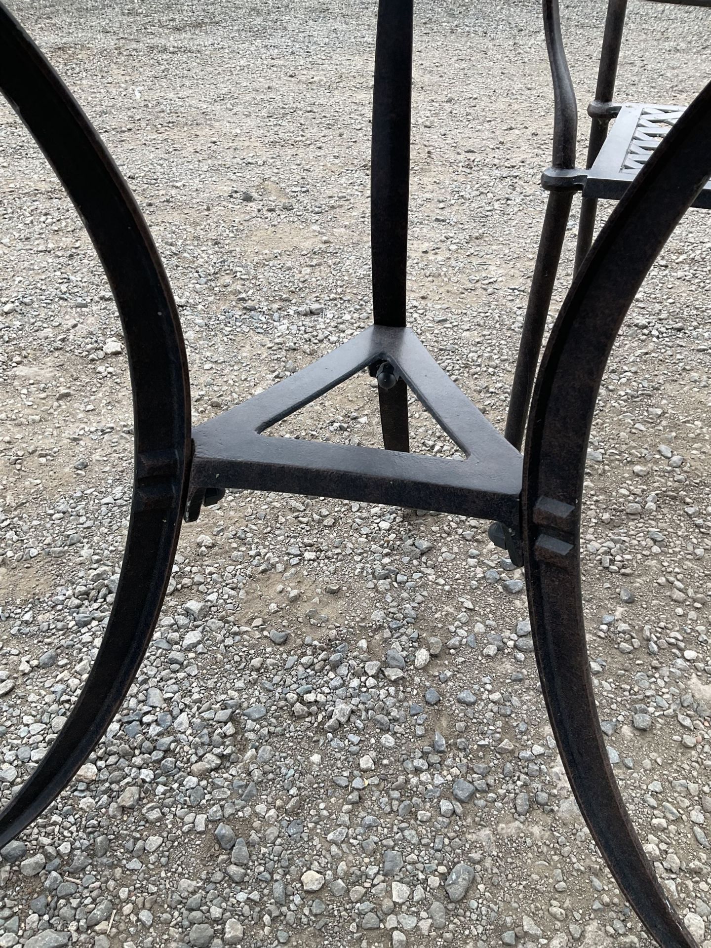 Painted metal circular garden table and two chairs - THIS LOT IS TO BE COLLECTED BY APPOINTMENT FROM - Image 2 of 4