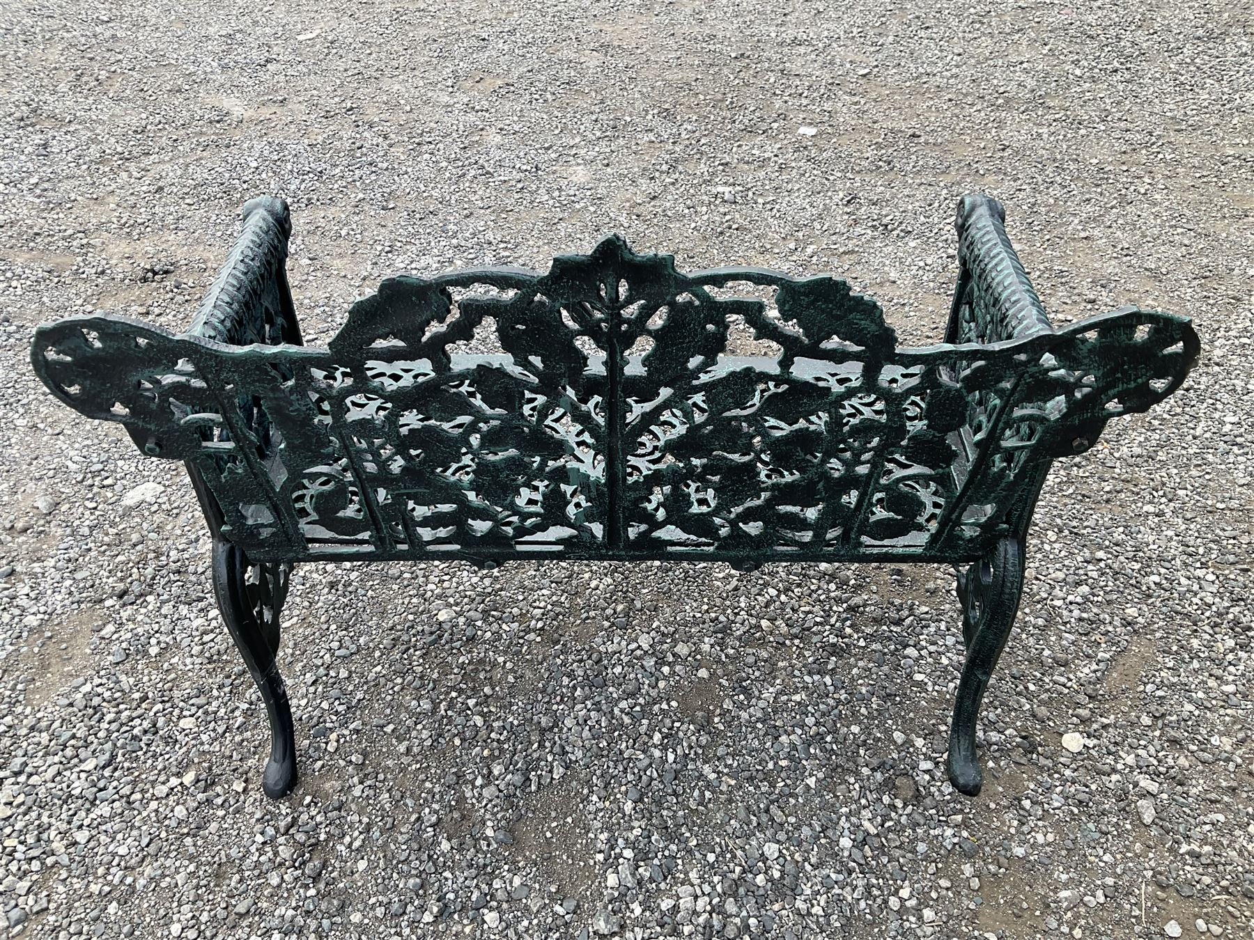 Victorian style cast iron garden bench - Image 4 of 4