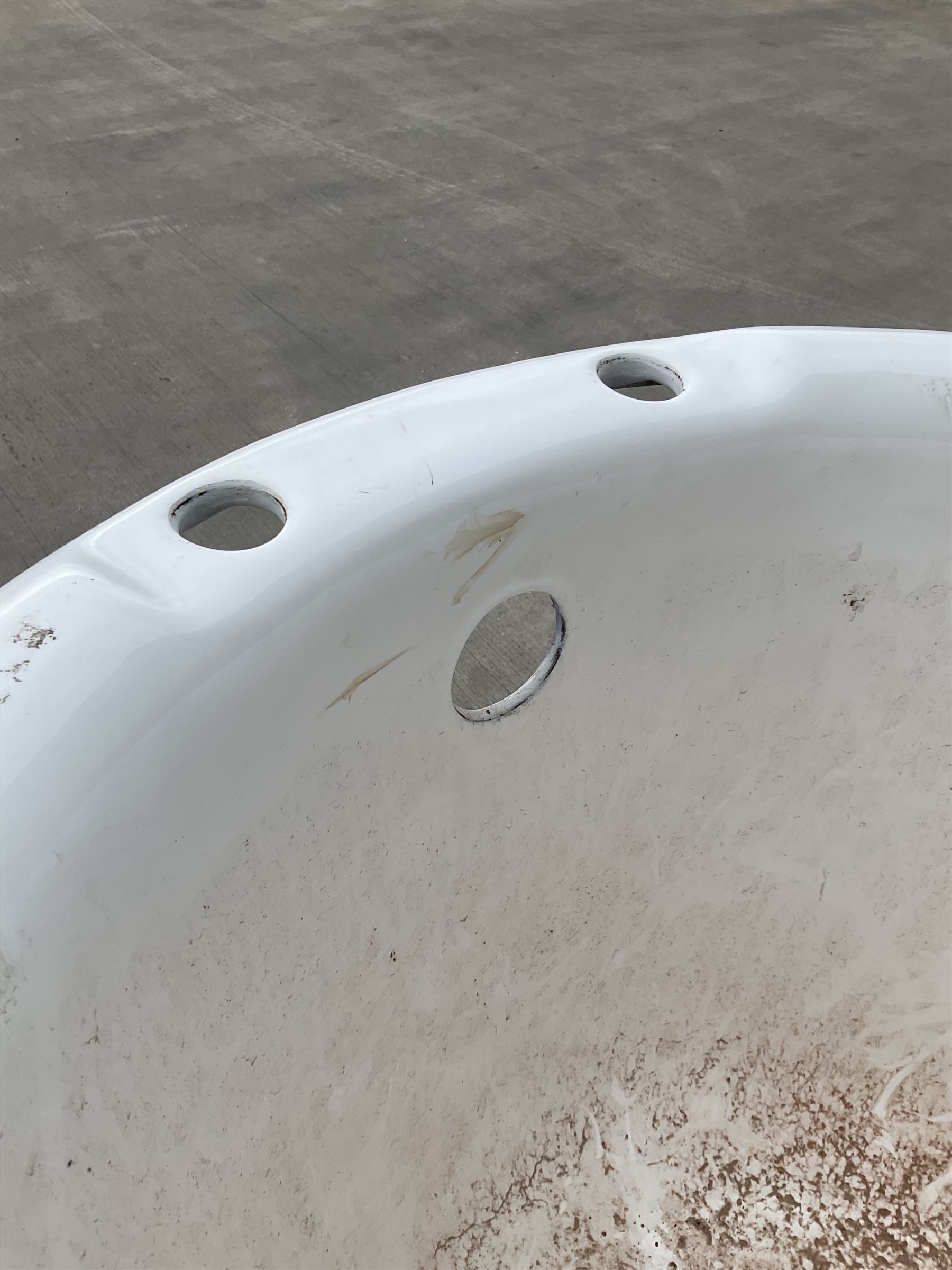Cast iron roll top bath - THIS LOT IS TO BE COLLECTED BY APPOINTMENT FROM DUGGLEBY STORAGE - Image 3 of 5
