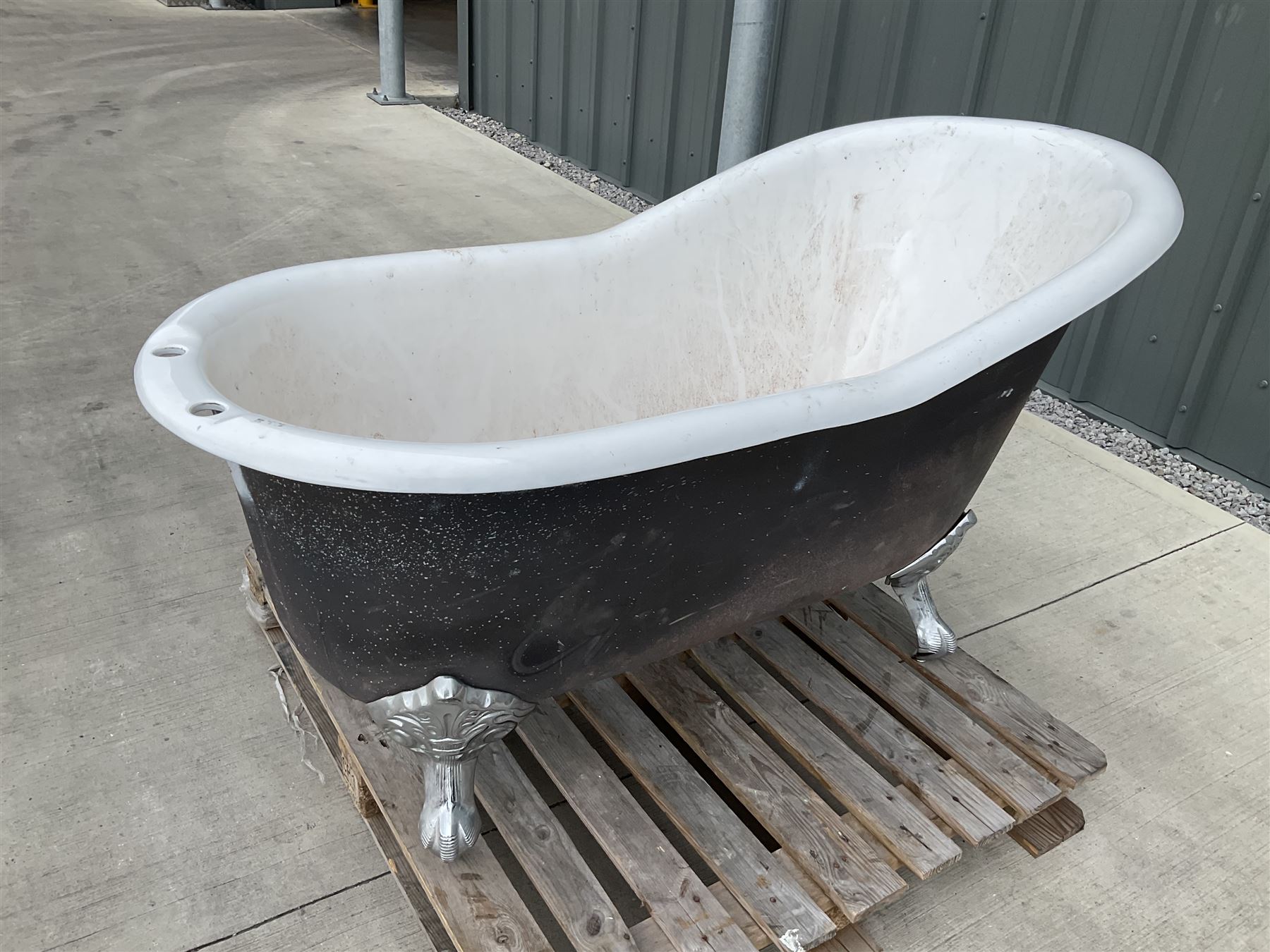 Cast iron roll top bath - THIS LOT IS TO BE COLLECTED BY APPOINTMENT FROM DUGGLEBY STORAGE