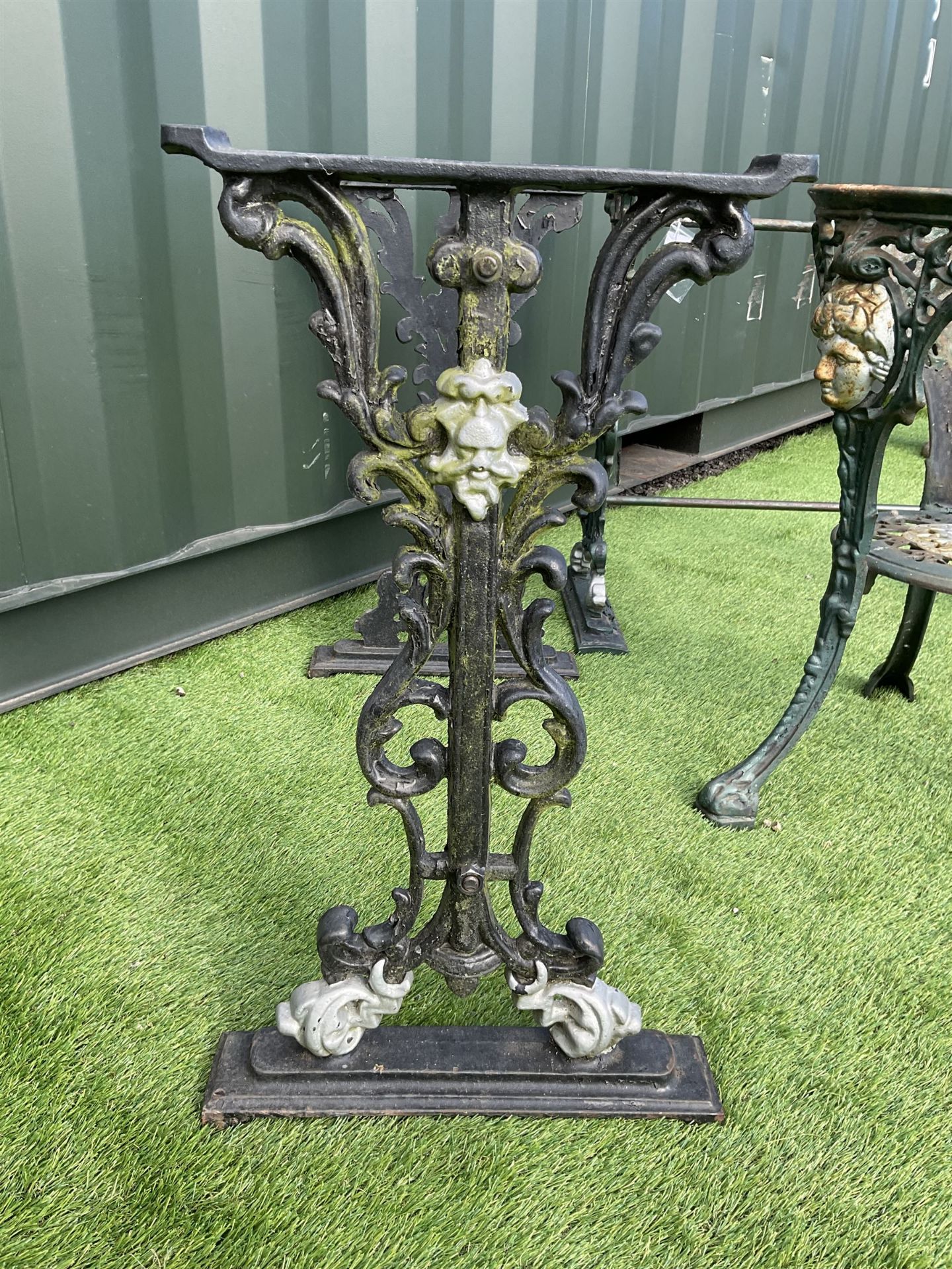 Pair of ornate cast iron table bases and one cast iron pub table base. - THIS LOT IS TO BE COLLECTED - Bild 4 aus 5