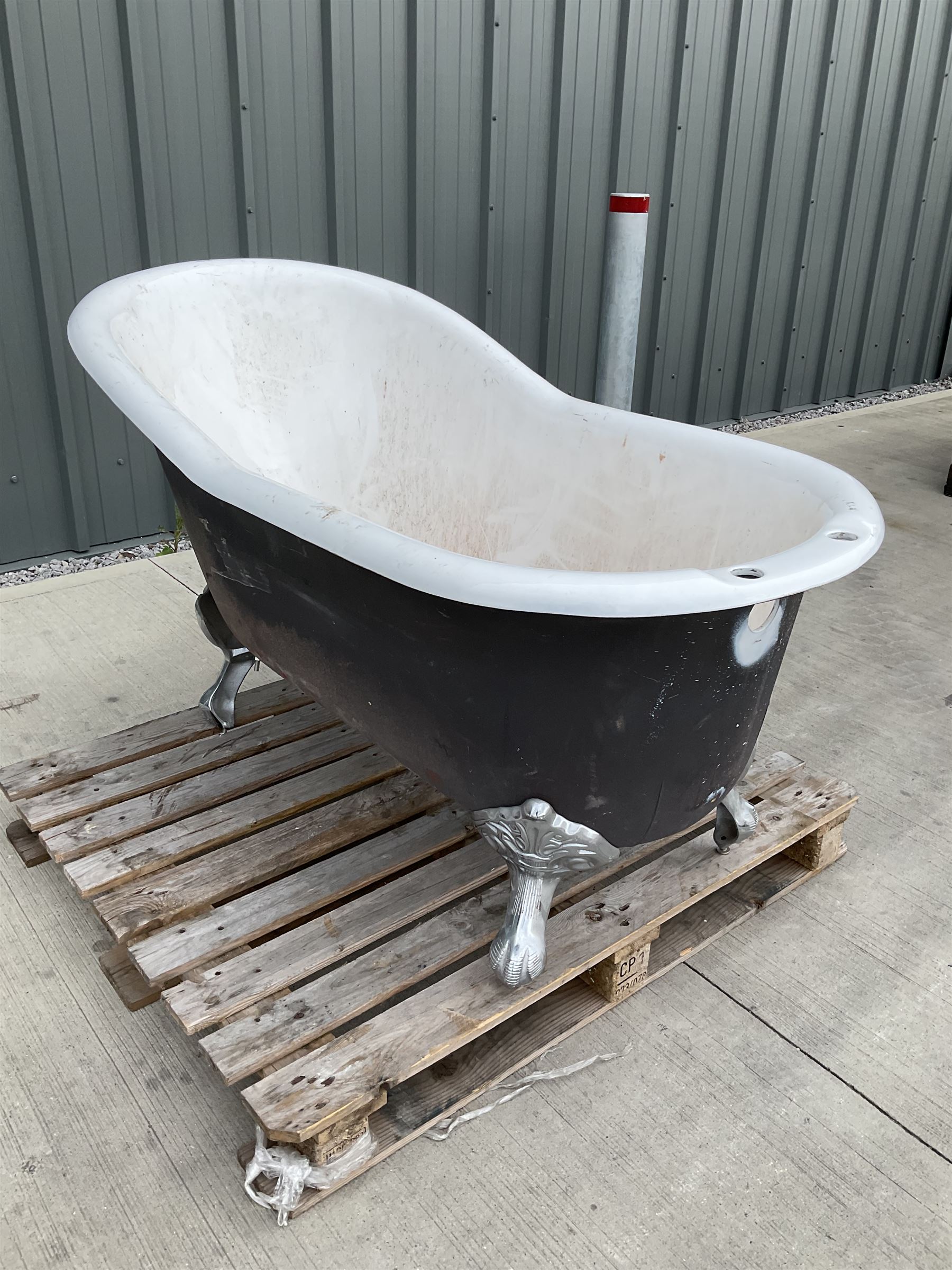 Cast iron roll top bath - THIS LOT IS TO BE COLLECTED BY APPOINTMENT FROM DUGGLEBY STORAGE - Image 5 of 5