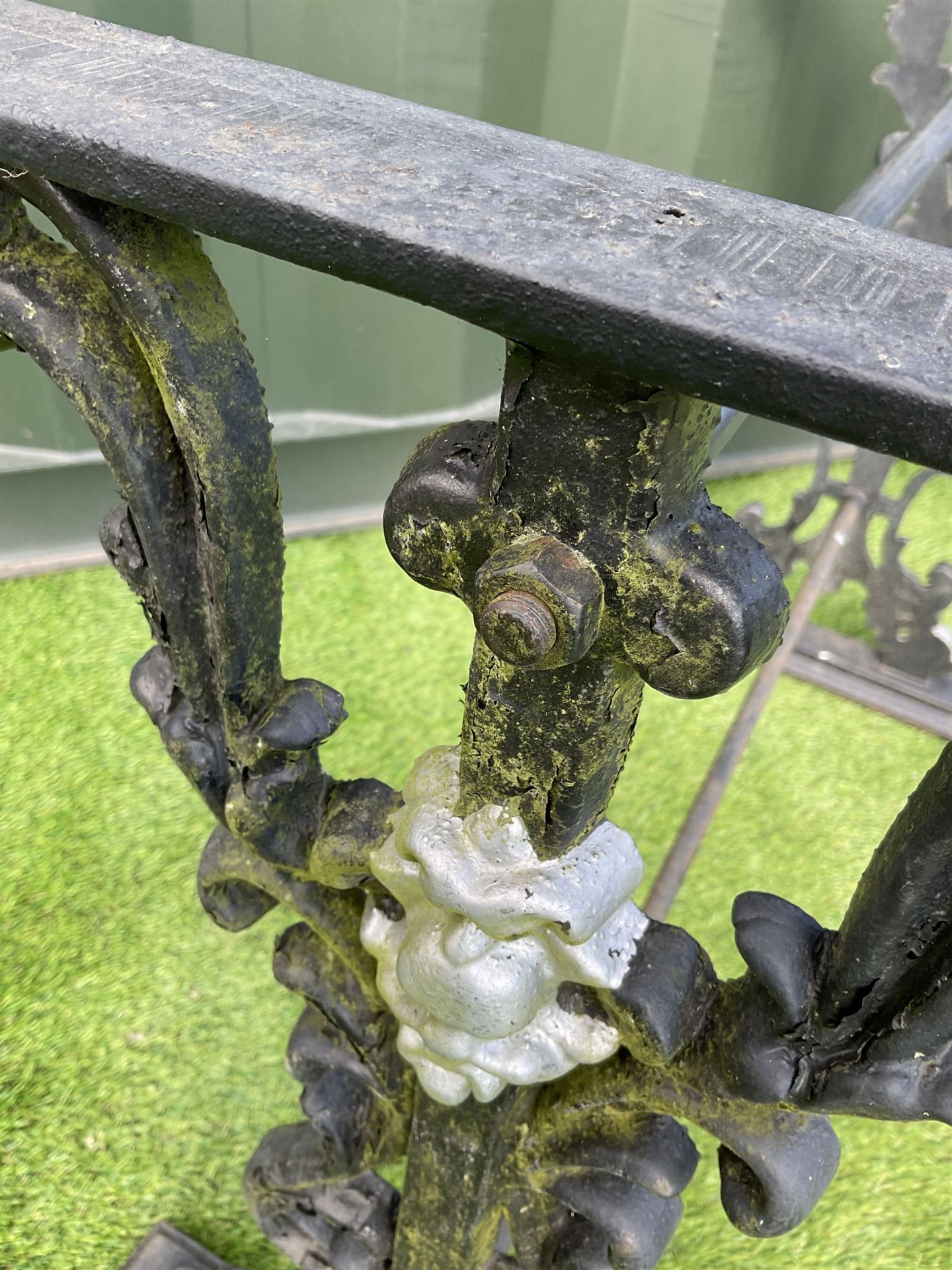 Pair of ornate cast iron table bases and one cast iron pub table base. - THIS LOT IS TO BE COLLECTED - Bild 5 aus 5