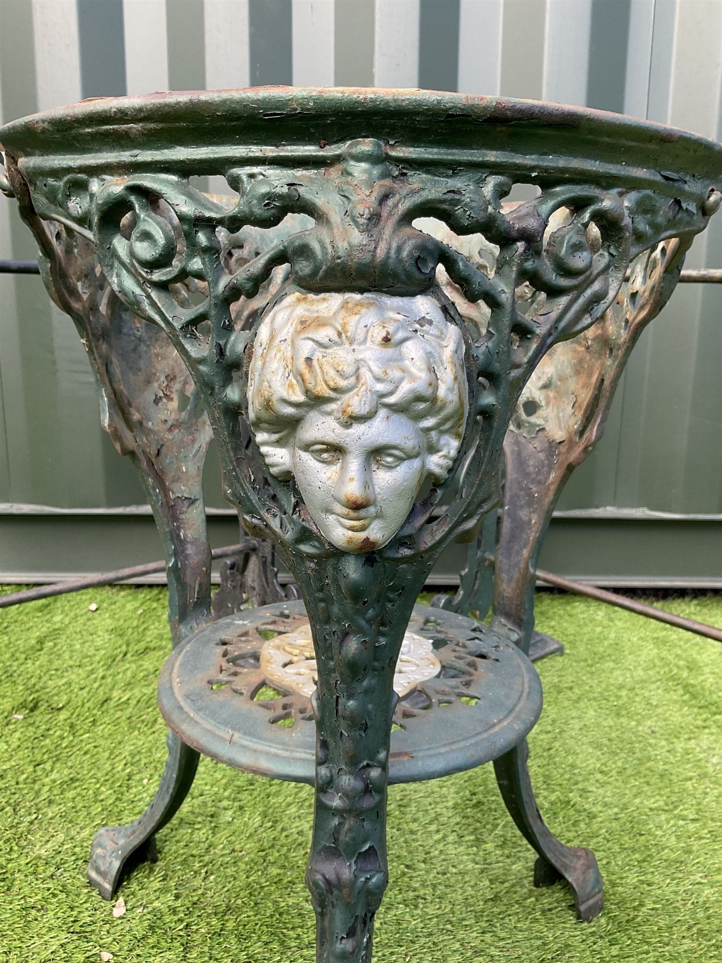 Pair of ornate cast iron table bases and one cast iron pub table base. - THIS LOT IS TO BE COLLECTED - Bild 3 aus 5