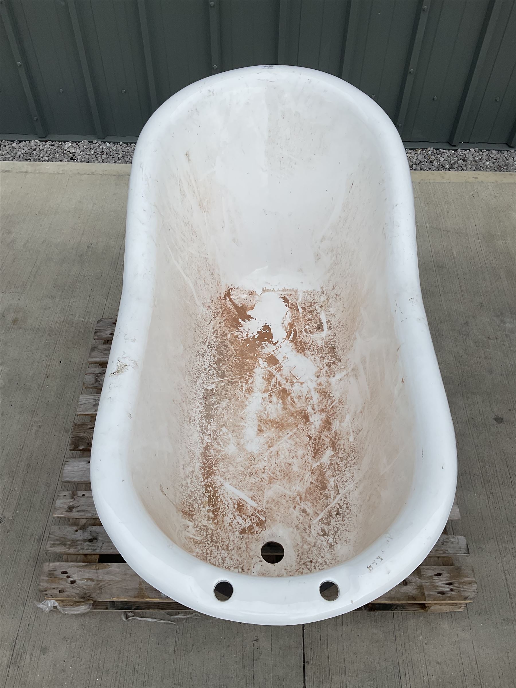 Cast iron roll top bath - THIS LOT IS TO BE COLLECTED BY APPOINTMENT FROM DUGGLEBY STORAGE - Image 4 of 5