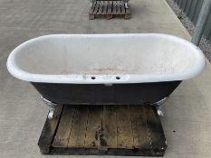 Victorian style cast iron slipper bath - THIS LOT IS TO BE COLLECTED BY APPOINTMENT FROM DUGGLEBY ST