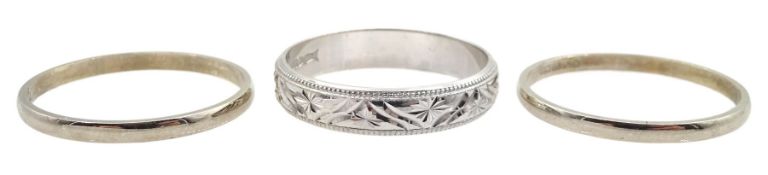 White gold wedding band with bright cut decoration and two white gold polished wedding bands