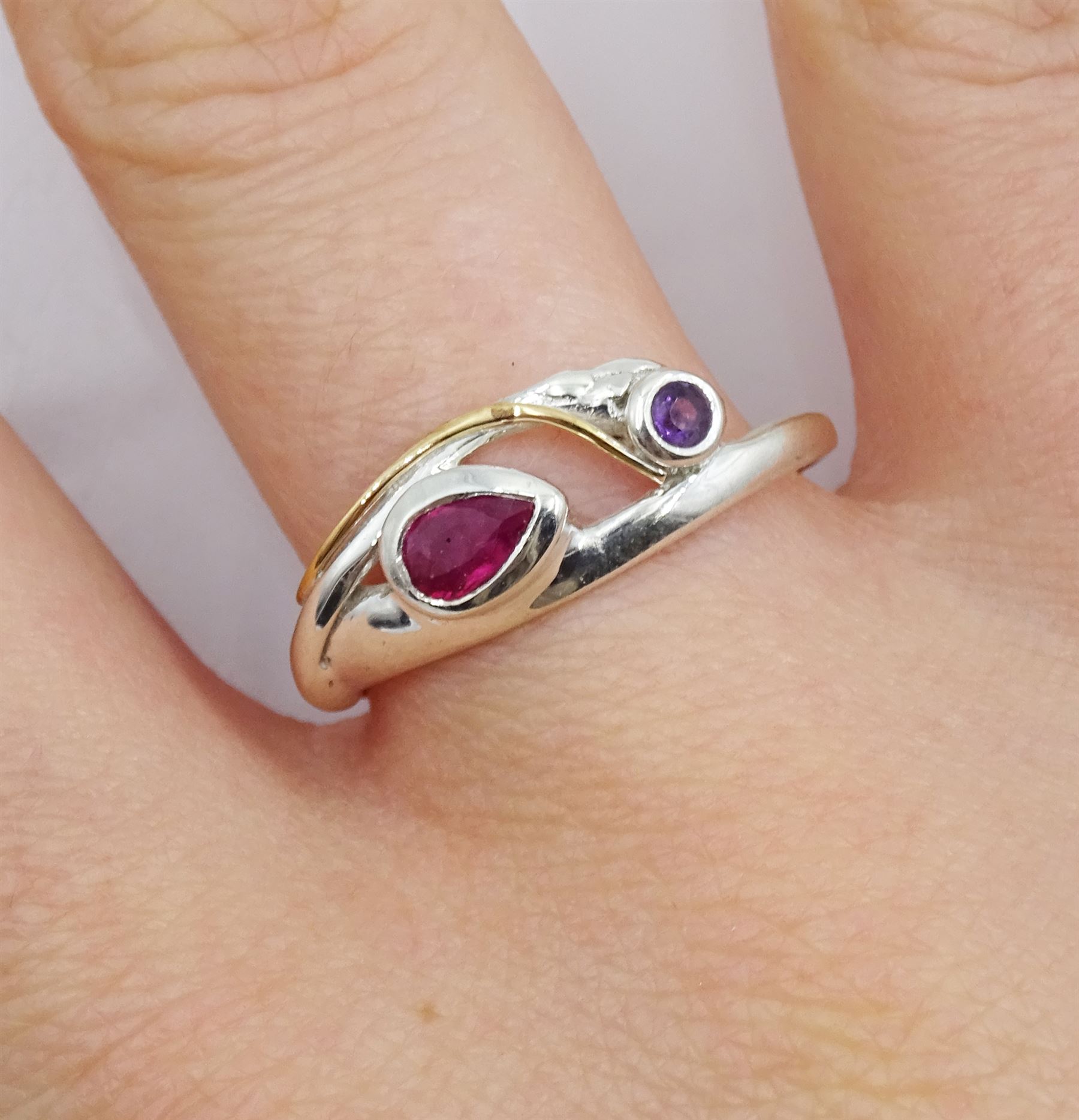 Silver and 14ct gold wire ruby and amethyst ring - Image 2 of 4