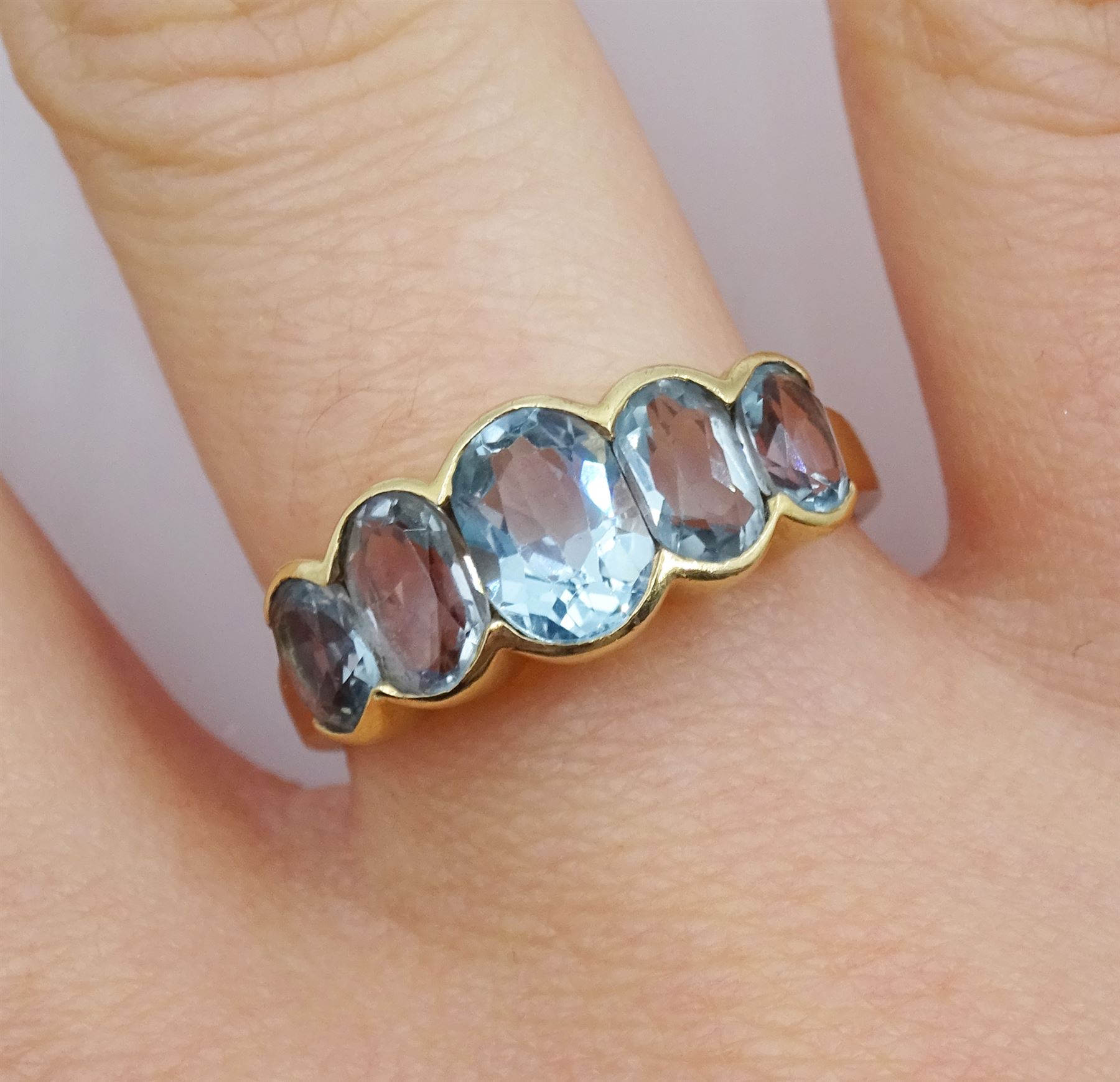 9ct gold graduating five stone oval blue topaz ring - Image 2 of 4