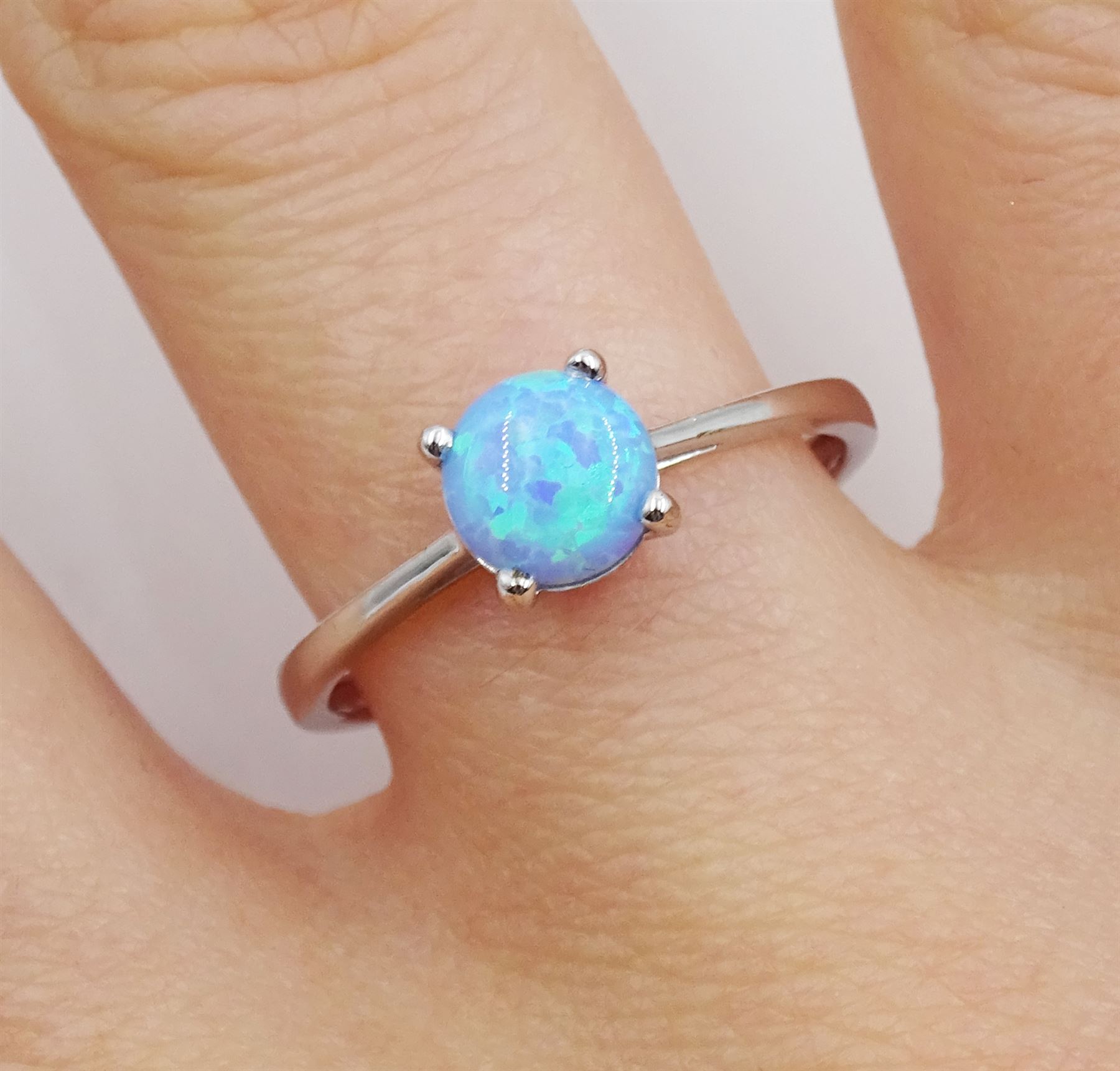 9ct white gold single stone opal ring - Image 2 of 4