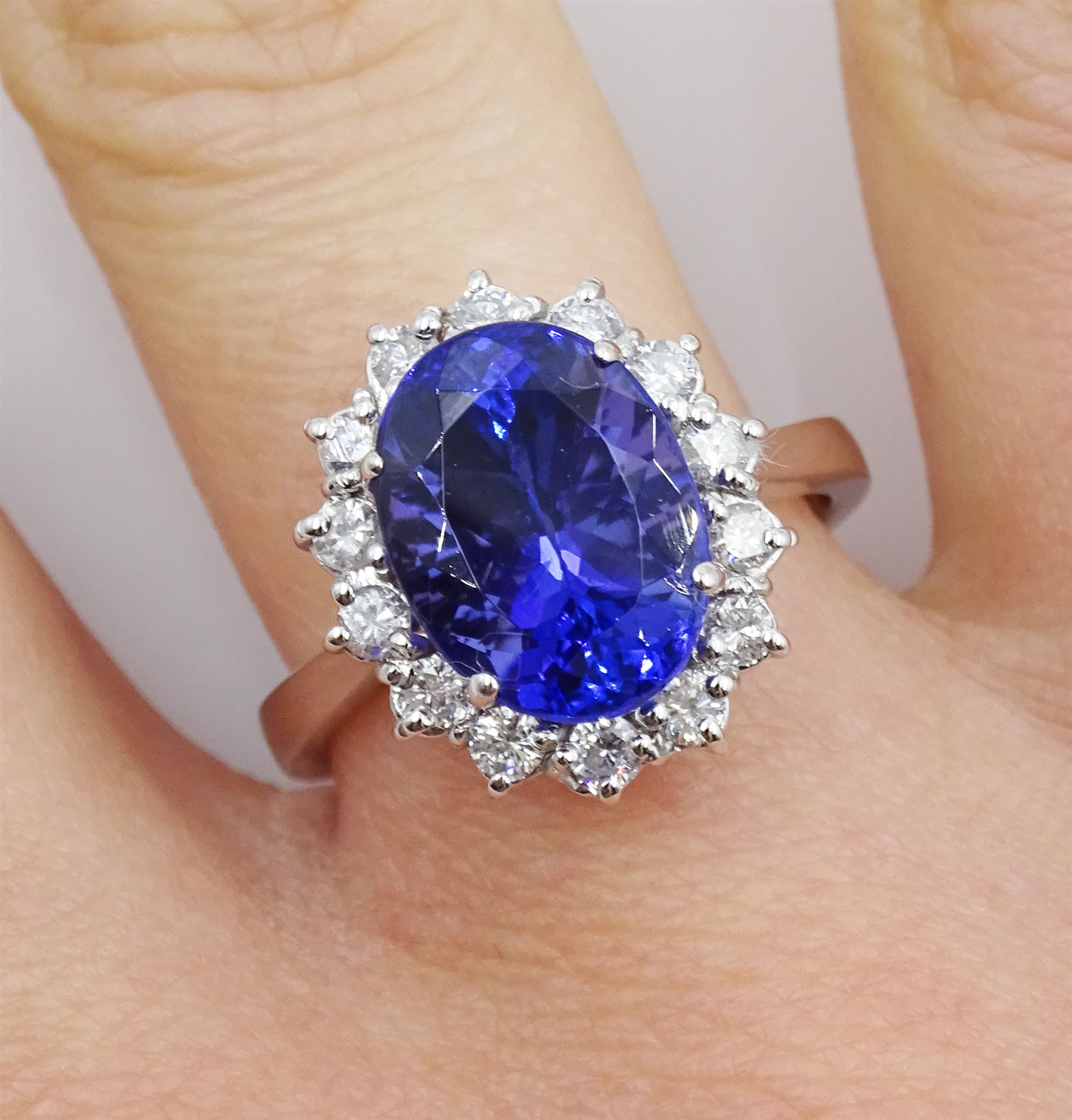 18ct white gold oval tanzanite and round brilliant cut diamond cluster ring - Image 2 of 4