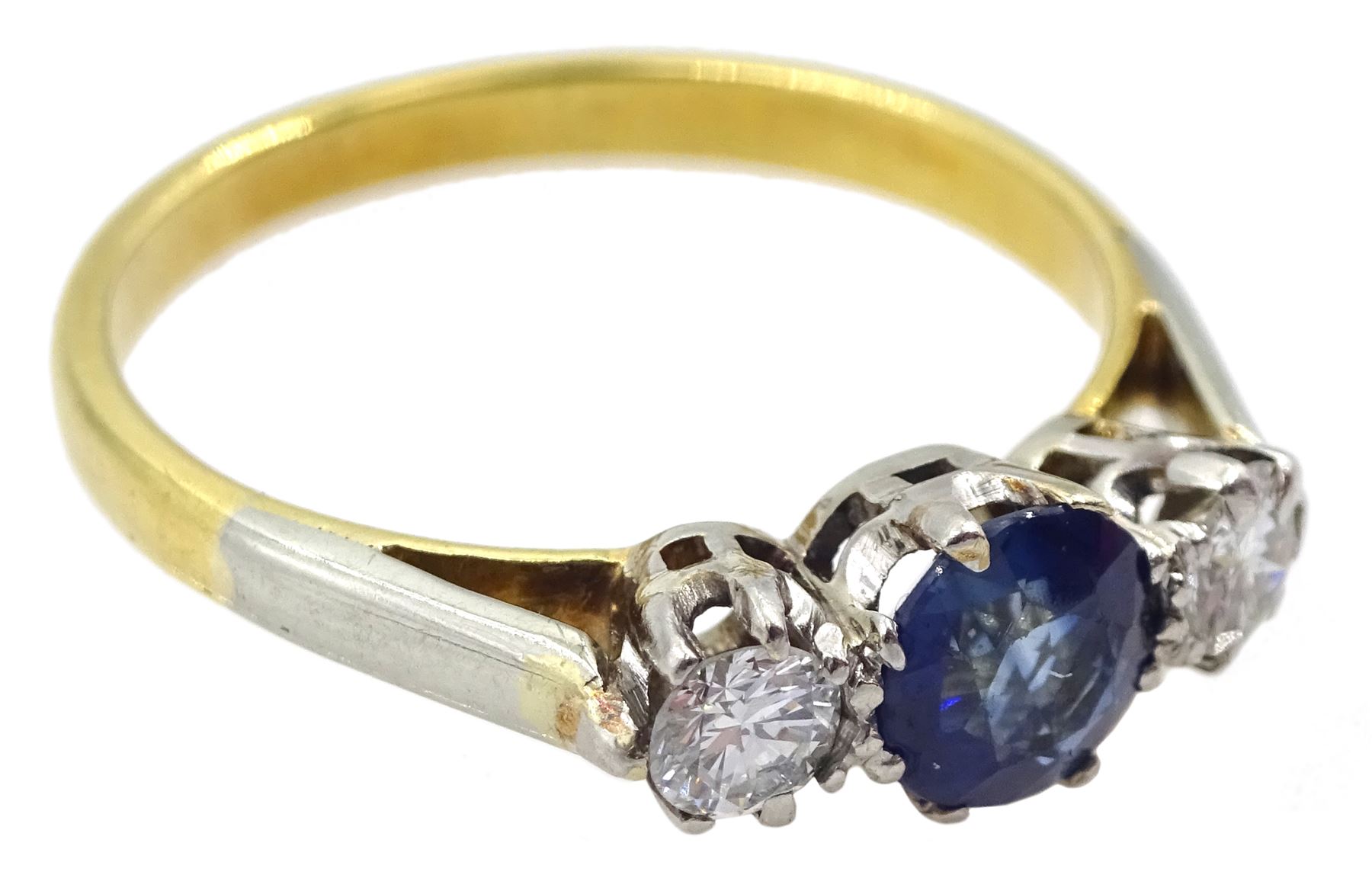 Gold three stone round sapphire and round brilliant cut diamond ring - Image 3 of 4