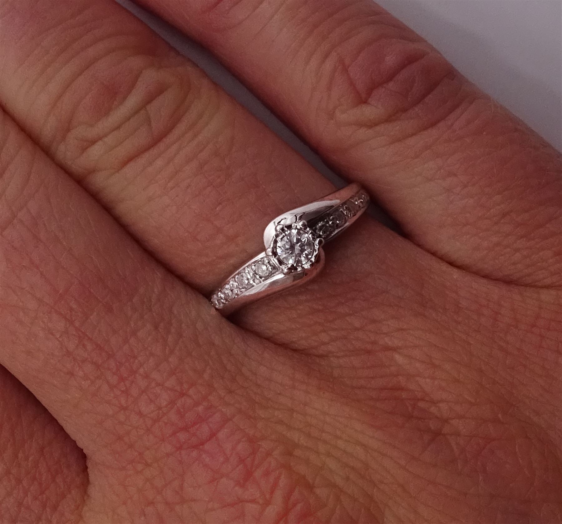 18ct white gold single stone diamond ring - Image 2 of 4