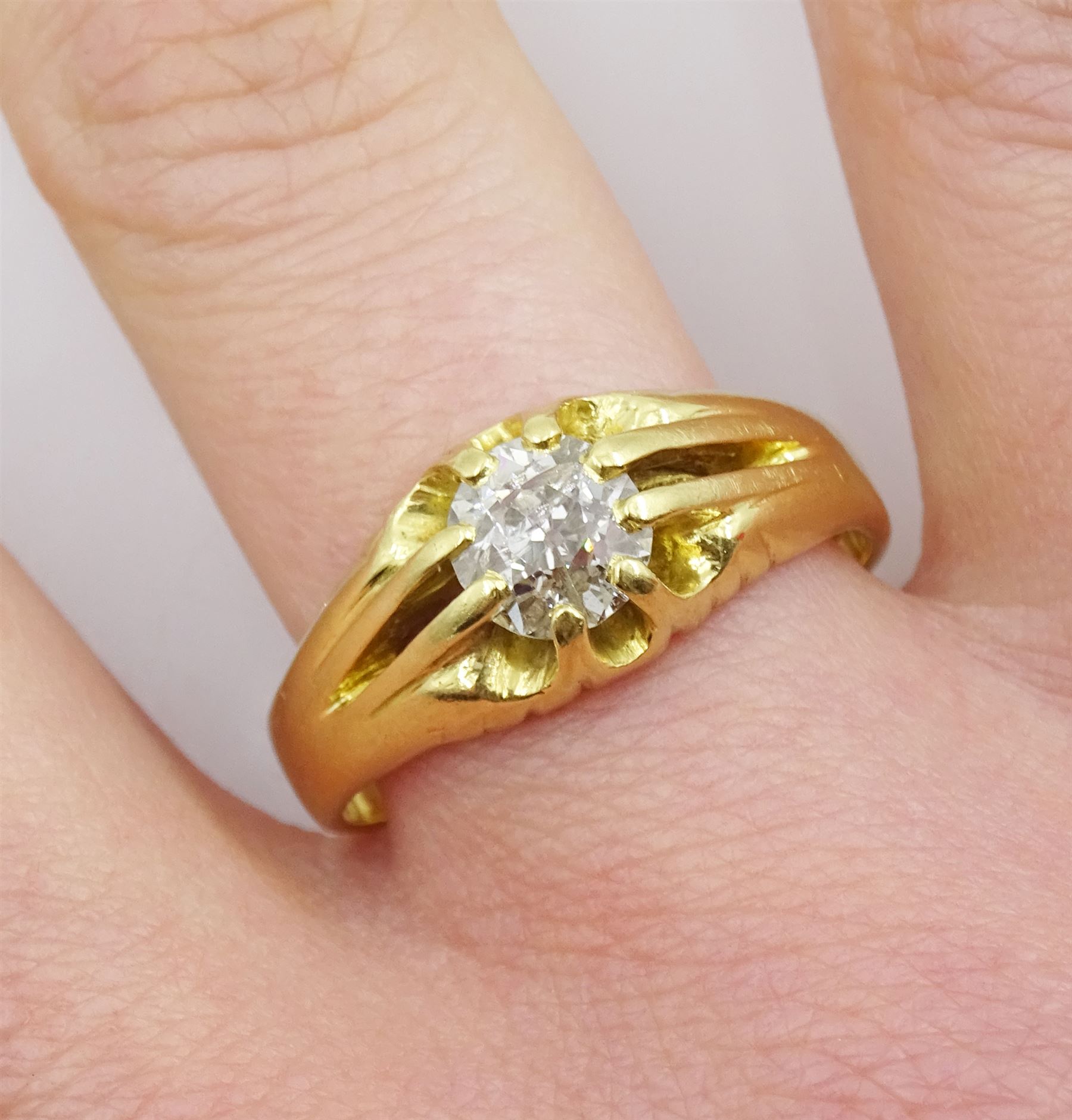 18ct gold single stone old cut diamond ring - Image 2 of 4