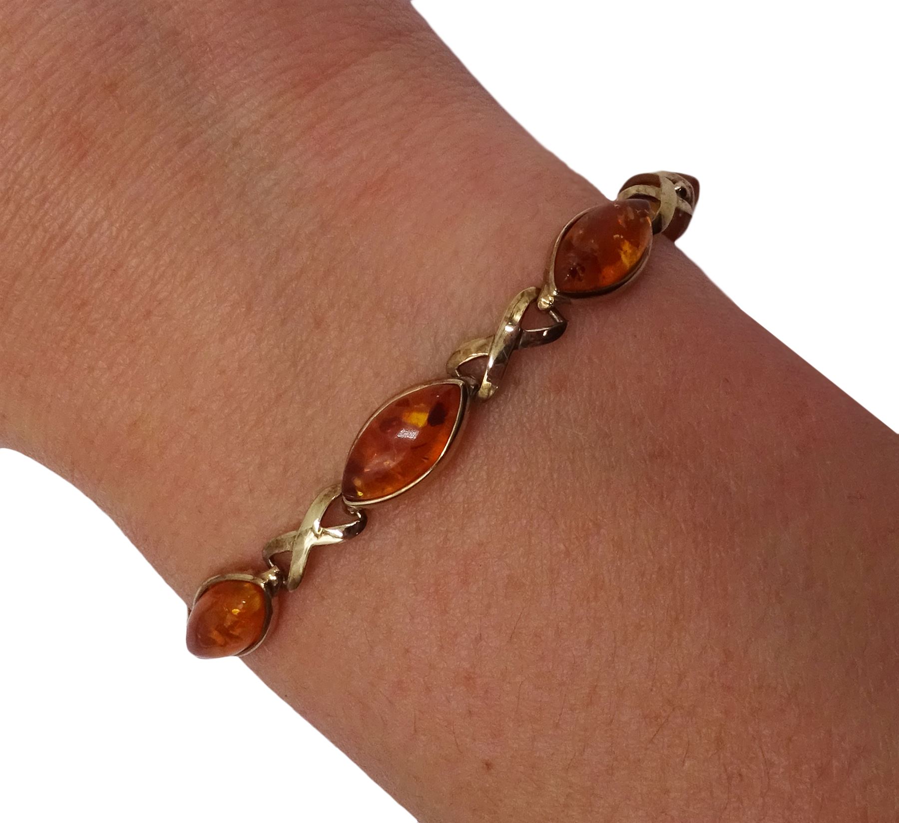 9ct gold oval Baltic amber cross link bracelet - Image 2 of 2