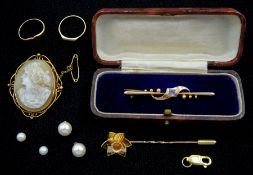 Collection of 9ct gold jewellery including early 20th century gold sapphire brooch