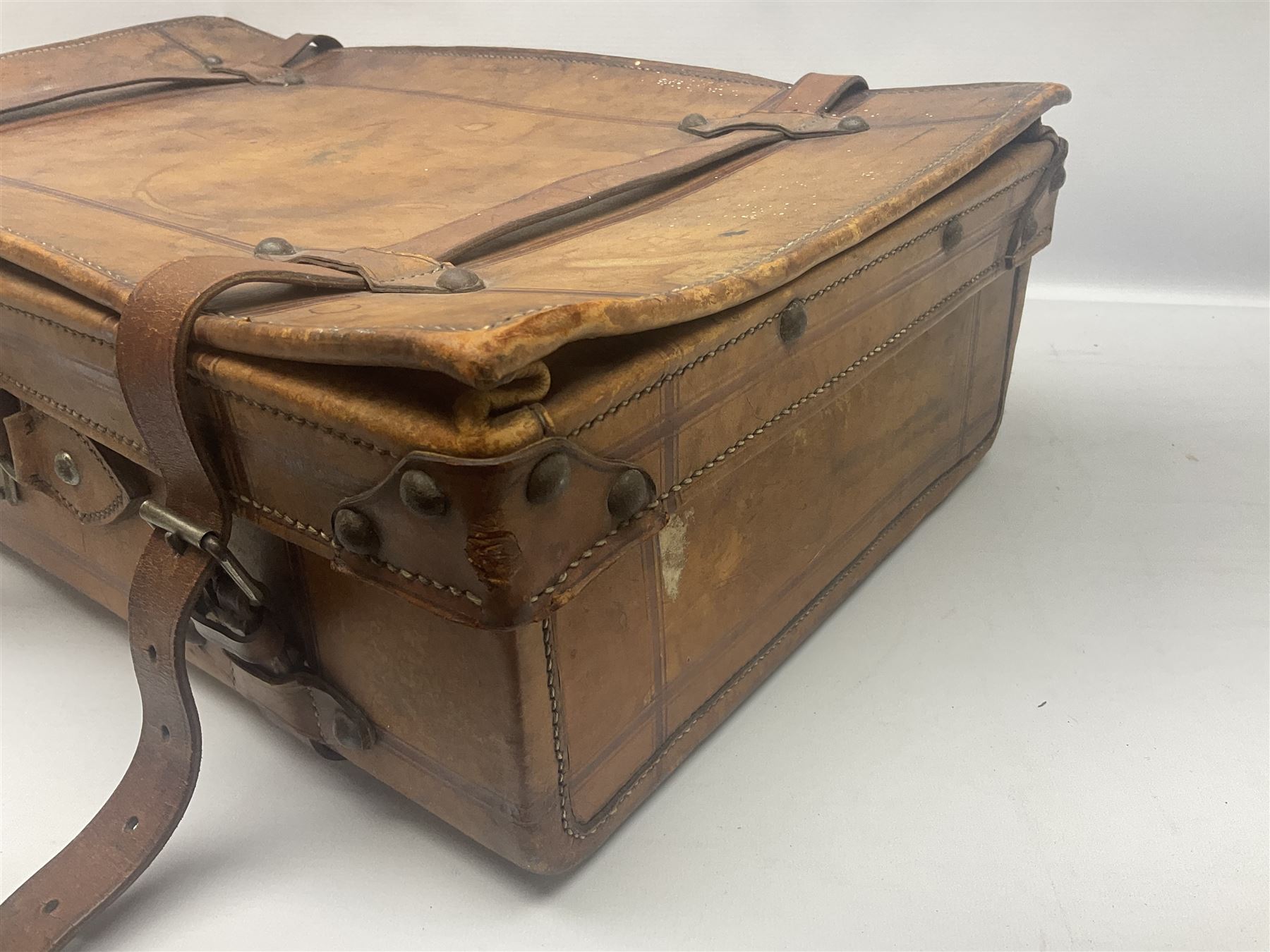 Late 19th/early 20th century stitched and studded leather portmanteau type suitcase with expanding l - Image 8 of 17