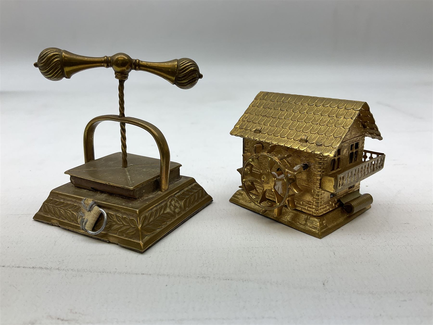 Brass novelty tape measure in the form of a book press - Image 3 of 3