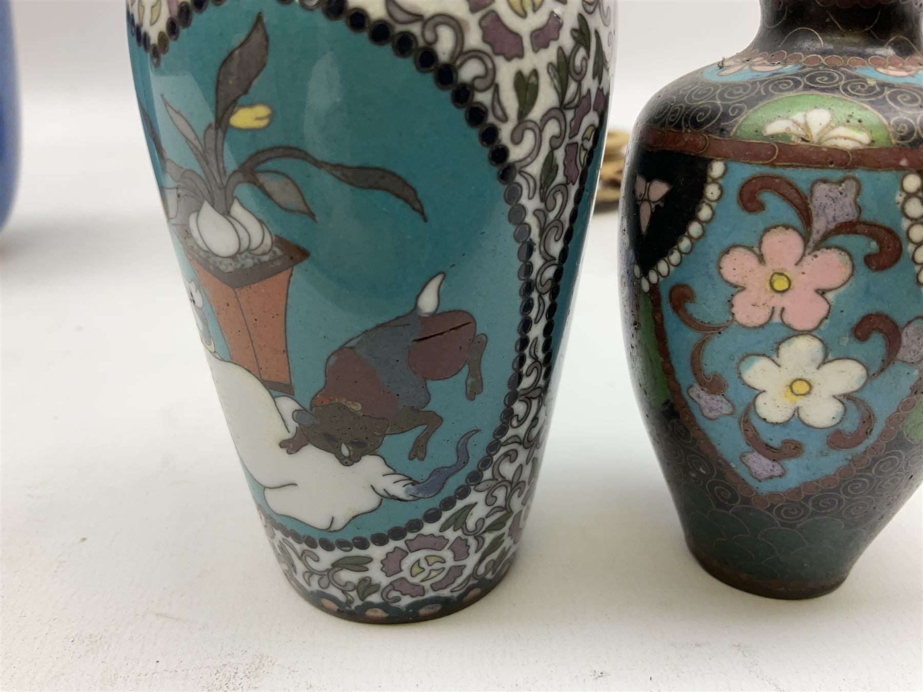 Pair of Chinese cloisonne vases on wooden stands - Image 5 of 7