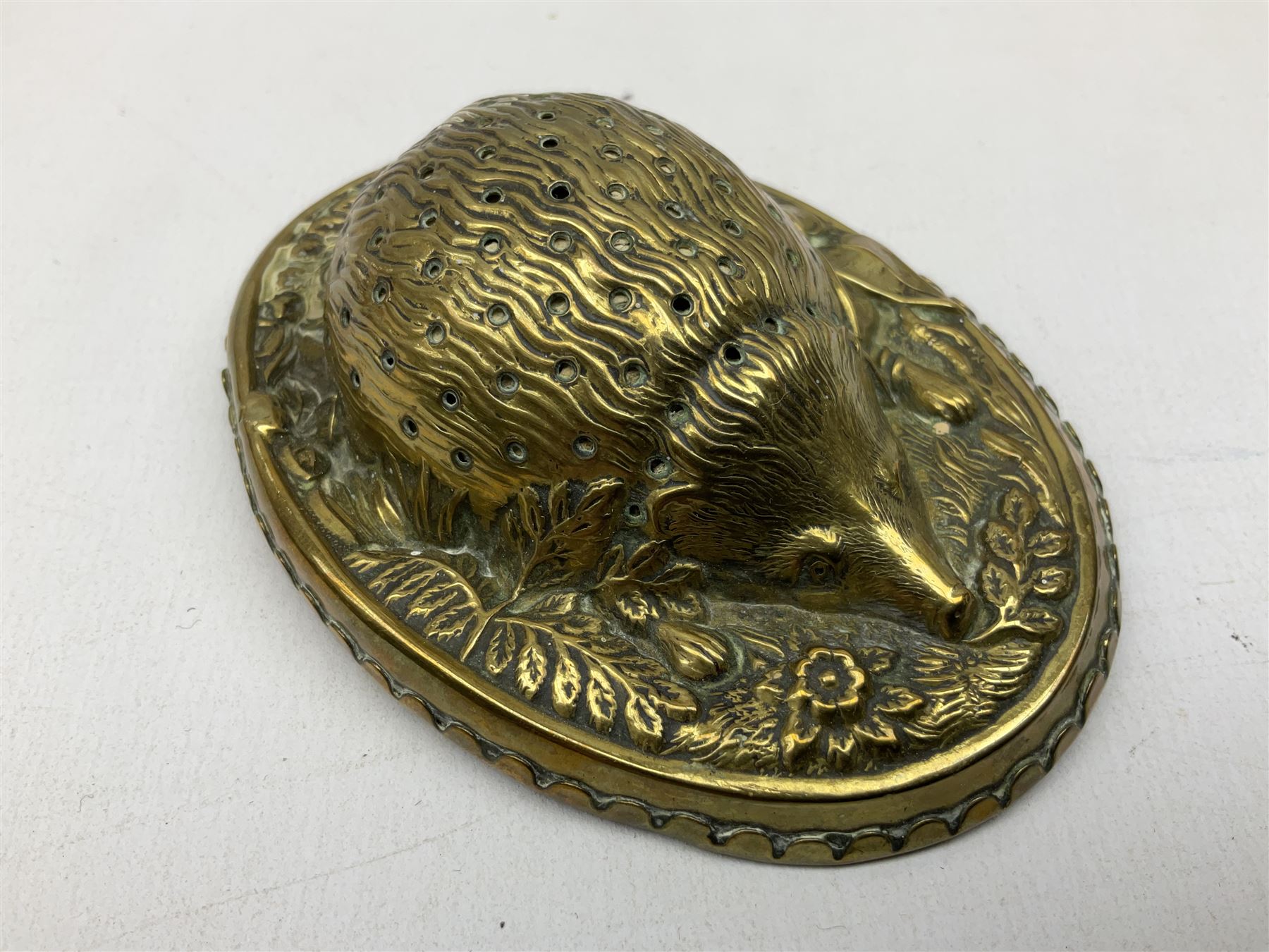 W Avery & Son brass oval pincushion in the form of a hedgehog - Image 5 of 5
