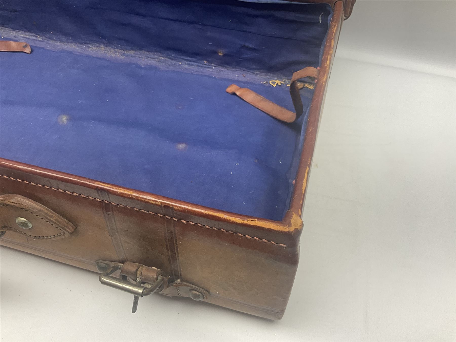 Late 19th/early 20th century stitched and studded leather portmanteau type suitcase with expanding l - Image 16 of 17