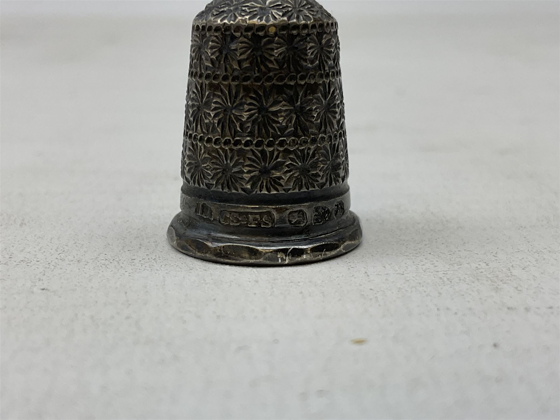 19th century wooden beehive thimble holder with silver bee decoration - Image 8 of 8