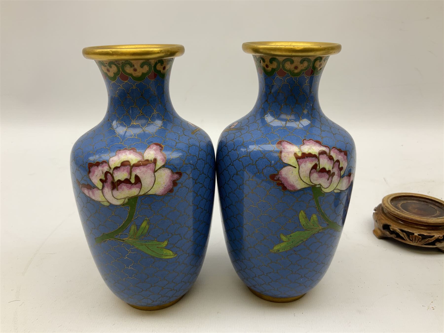 Pair of Chinese cloisonne vases on wooden stands - Image 4 of 7