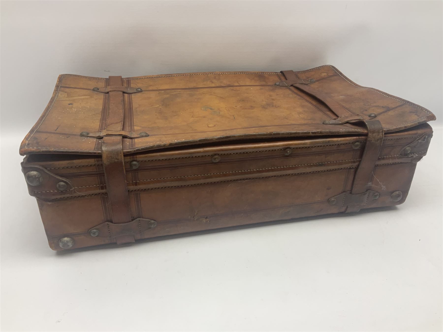 Late 19th/early 20th century stitched and studded leather portmanteau type suitcase with expanding l - Image 9 of 17