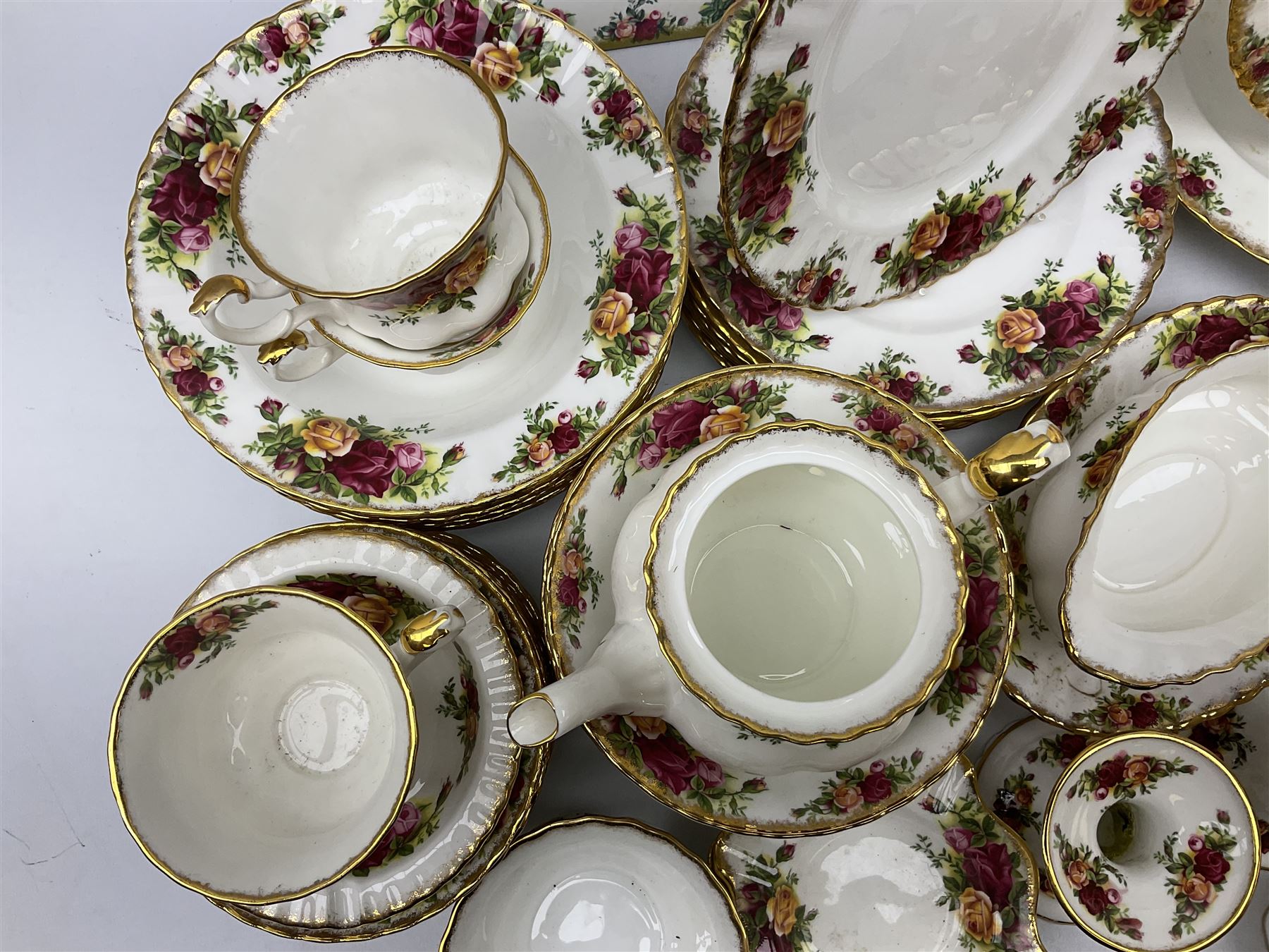 Royal Albert 'Old Country Roses' pattern tea and dinner service for eight - Image 5 of 13