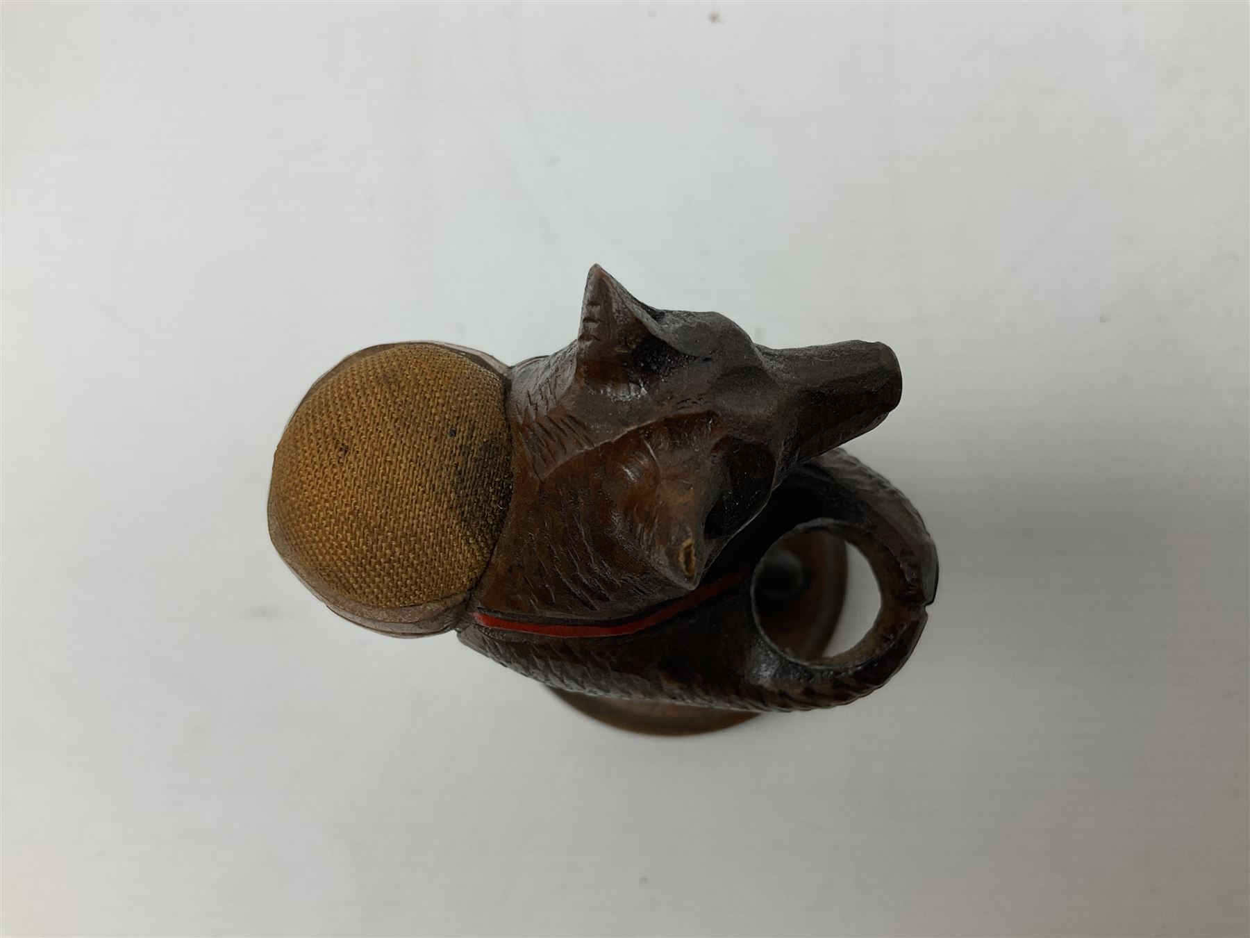 19th century wooden beehive thimble holder with silver bee decoration - Image 3 of 8