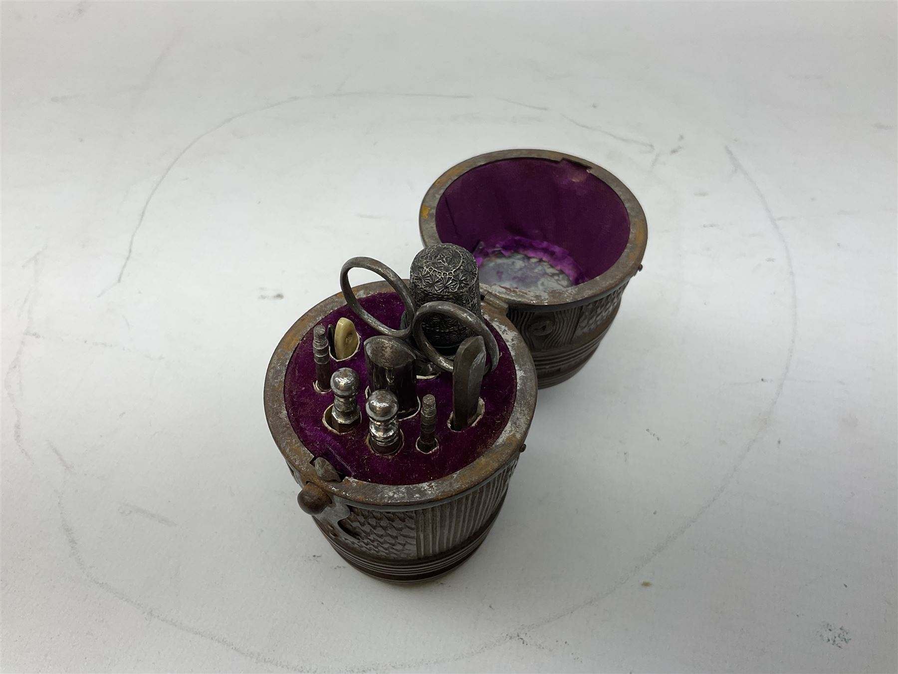 19th century wooden beehive thimble holder with silver bee decoration - Image 7 of 8