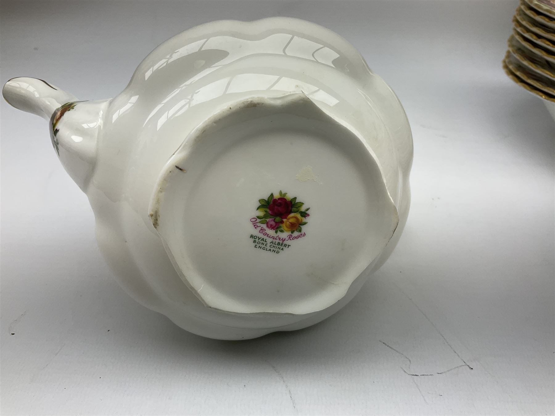 Royal Albert 'Old Country Roses' pattern tea and dinner service for eight - Image 6 of 13