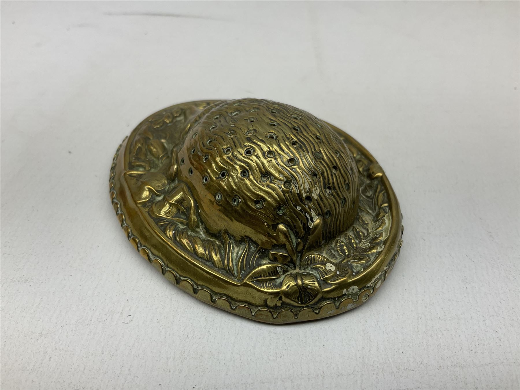 W Avery & Son brass oval pincushion in the form of a hedgehog - Image 4 of 5